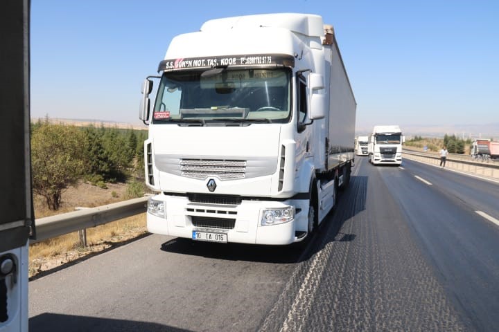 Otomobilin çarptığı trafo yüklü kamyon devrildi: 2 yaralı