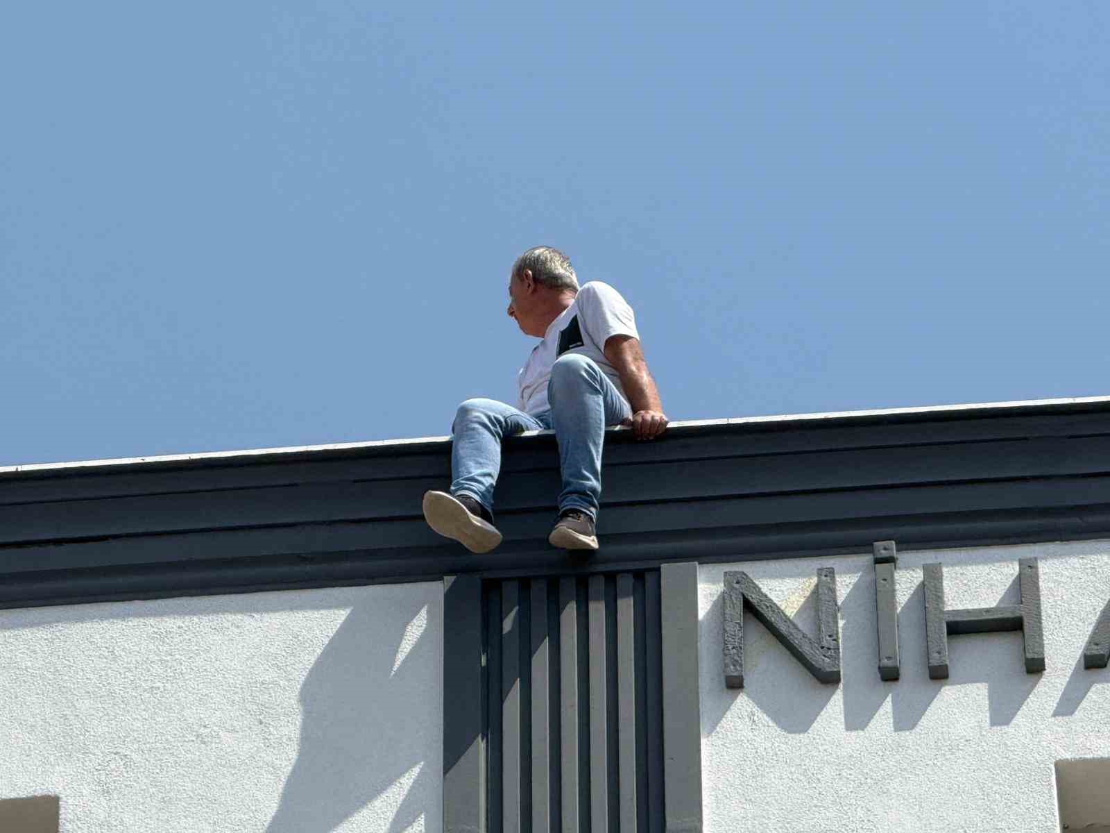 6’ncı kattan atlamak istedi, ailesi ve polisler ikna etti