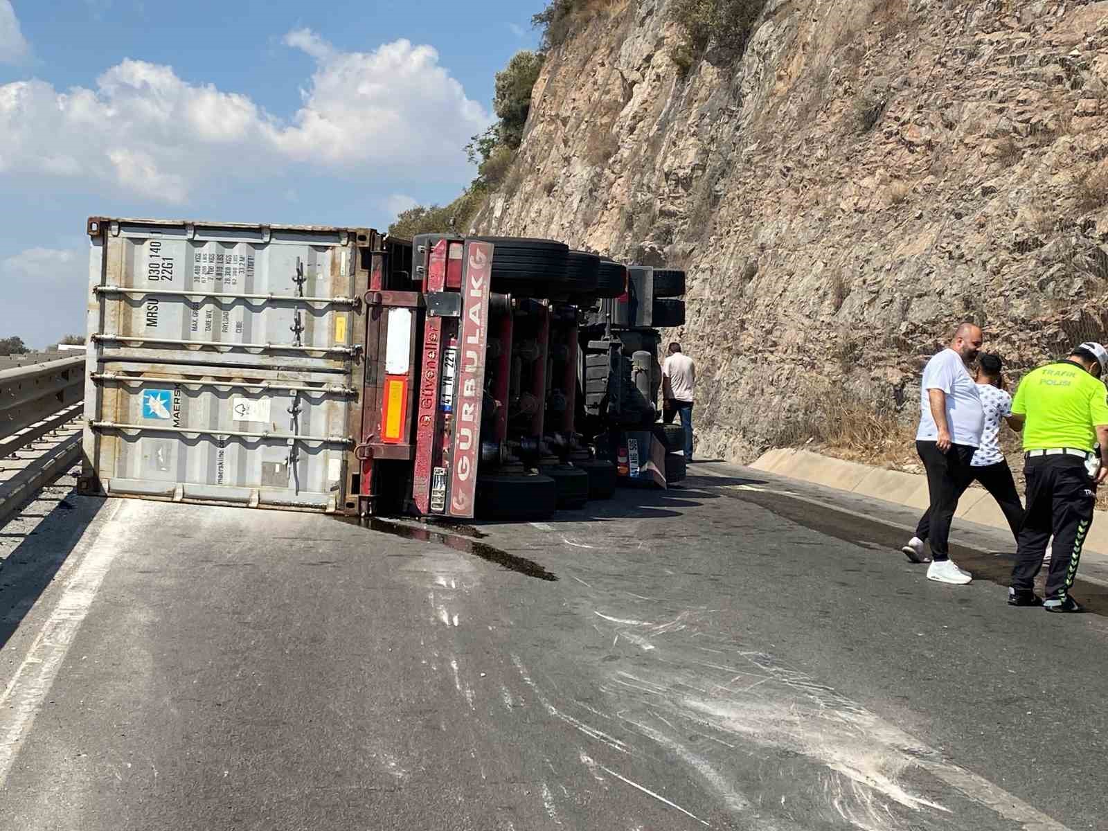 Kocaeli’nde tır devrildi, sürücü yaralandı: İstanbul istikameti trafiğe kapandı
