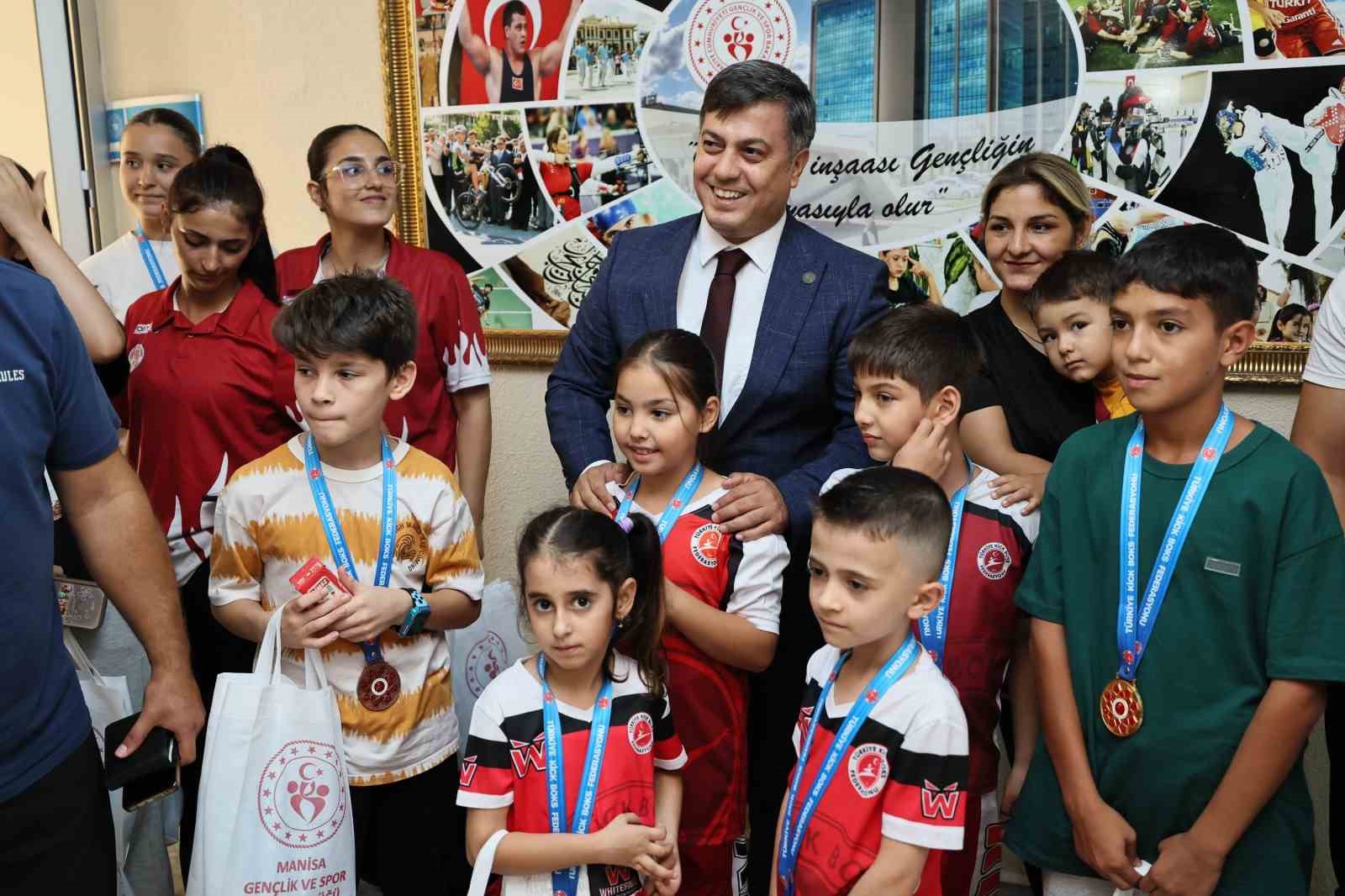 Başarılı kick boks sporcularını &ouml;d&uuml;llendirildi
