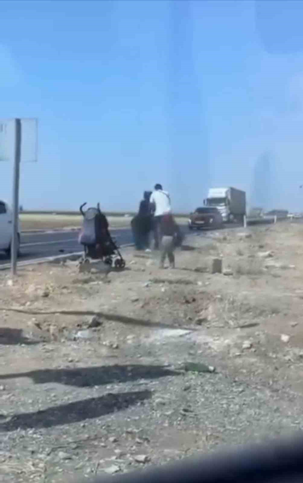Mardin’de dilenci kadınlar yol ortasında kavga etti

