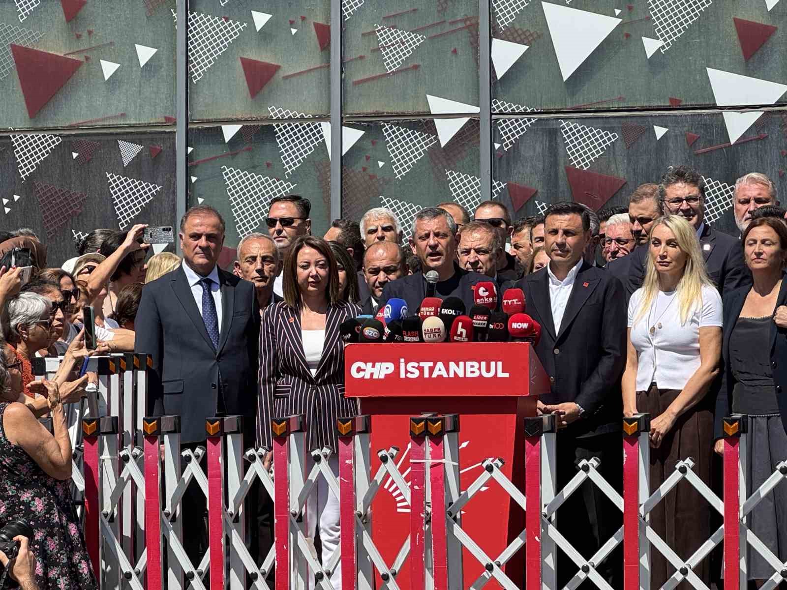 CHP Genel Başkanı Özel, partisinin İstanbul İl Başkanlığını ziyaret etti