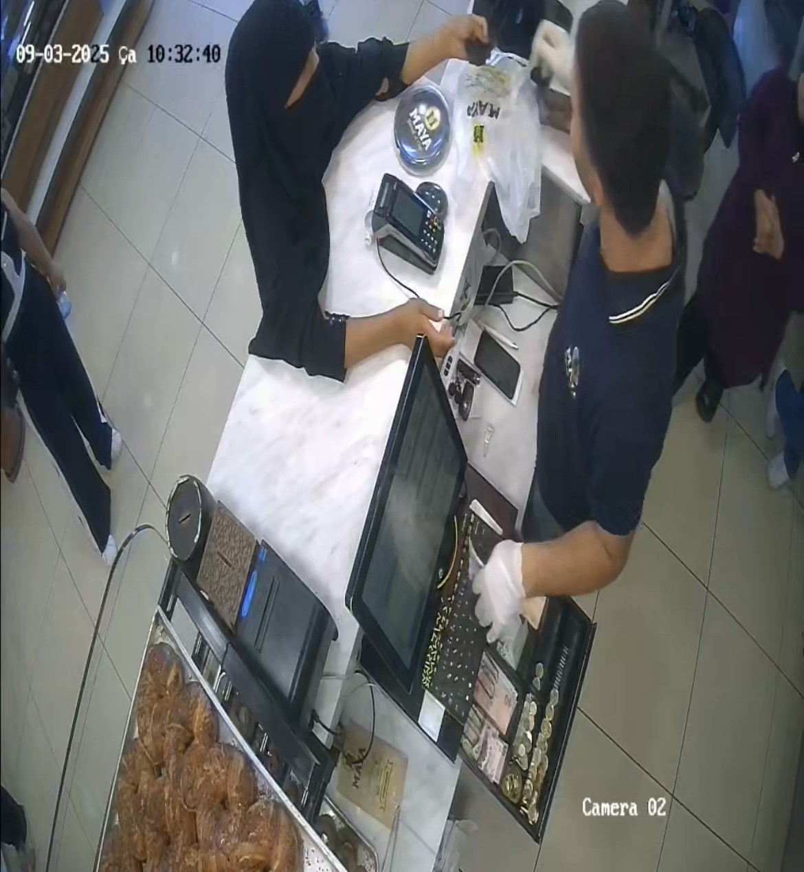 Bursa’da pastanede ‘yırtık para’ yöntemiyle tırnakçılık kamerada