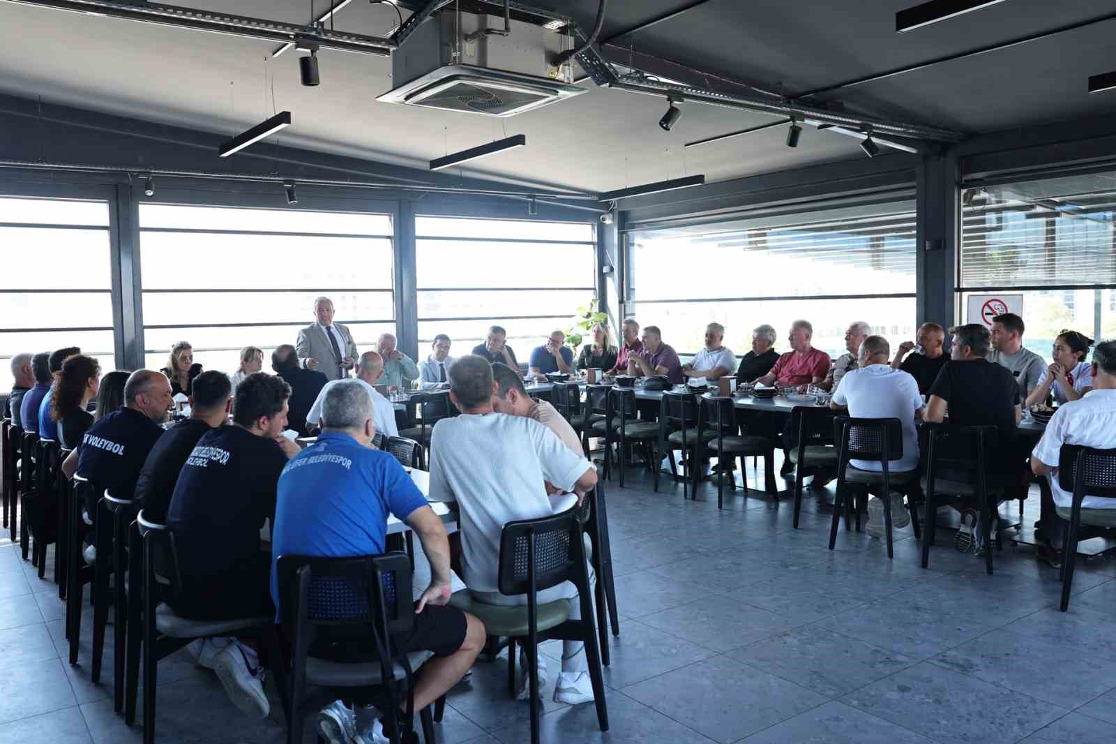 Nilüfer Belediyespor Kulübü Bursa voleyboluna yön verenlerle buluştu
