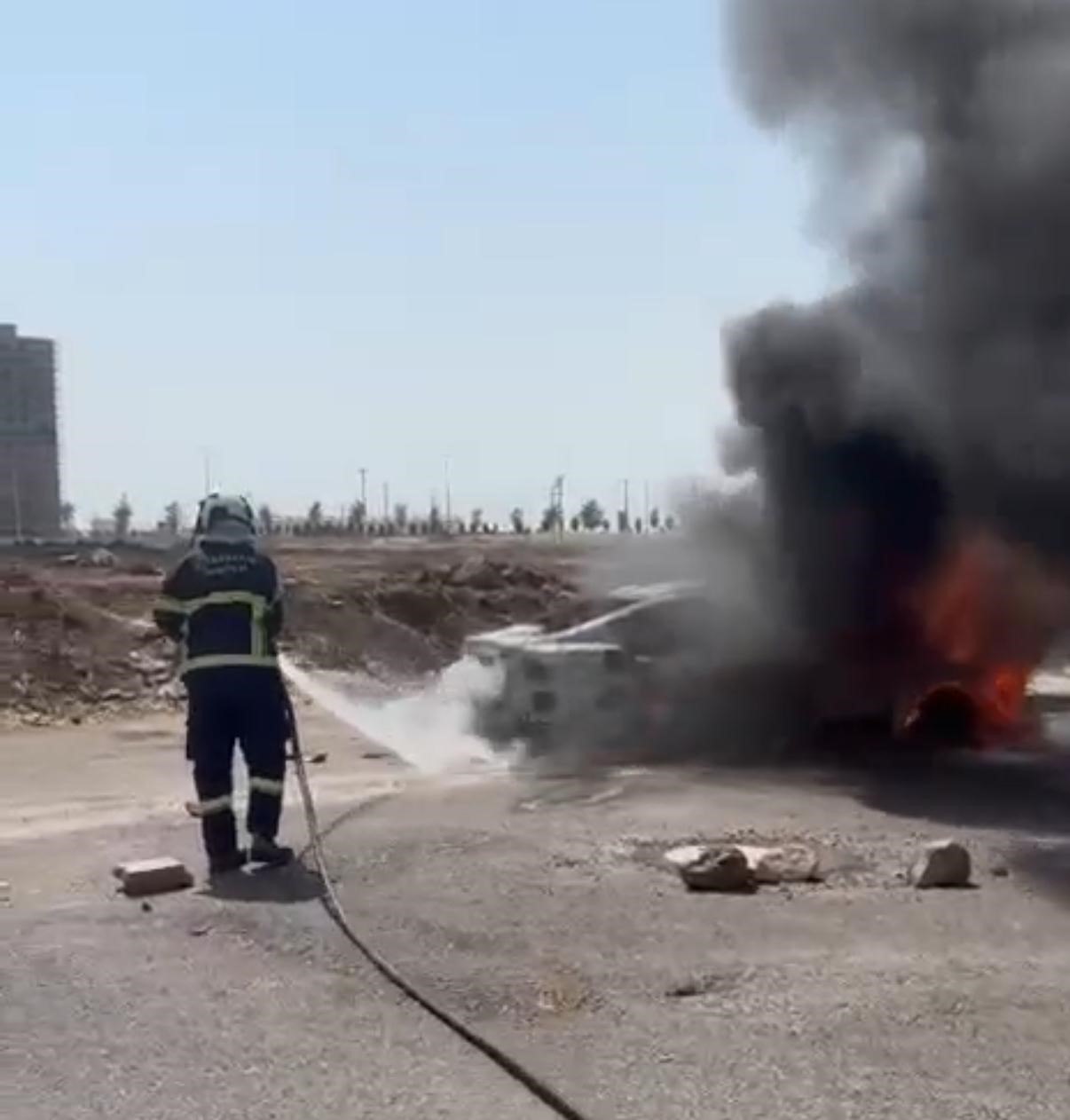 Diyarbakır’da alev topuna dönen otomobil itfaiye ekiplerince söndürüldü