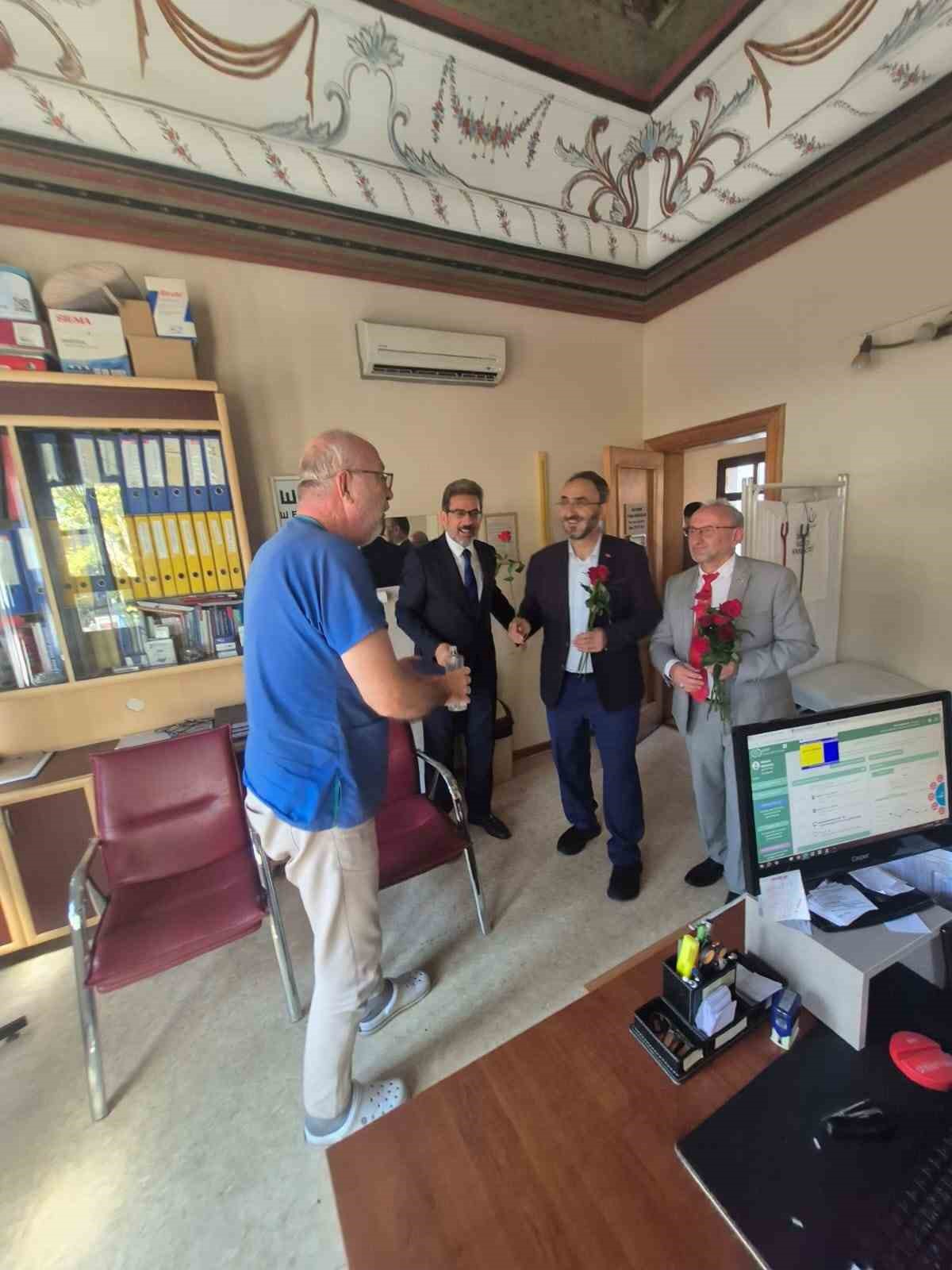 Mevlit Kandilini gül dağıtarak kutladılar
