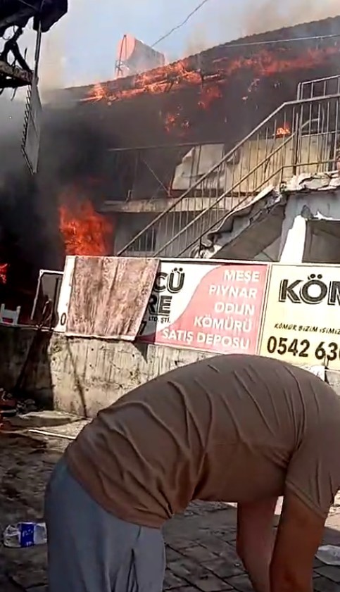 Kıbrıs gazisi, yeğeninin yaktığı evden sadece zarar g&ouml;rmeyen T&uuml;rk Bayrağını alabildi
