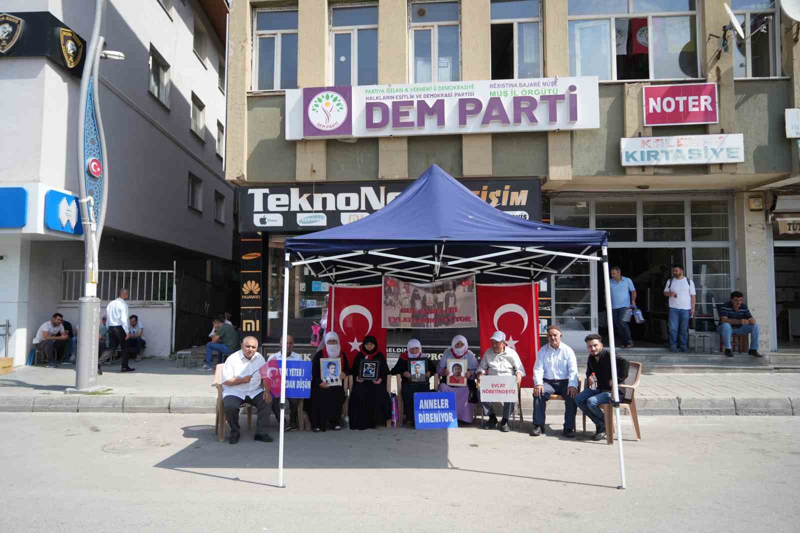 Muş’ta ailelerin evlat nöbeti sürüyor