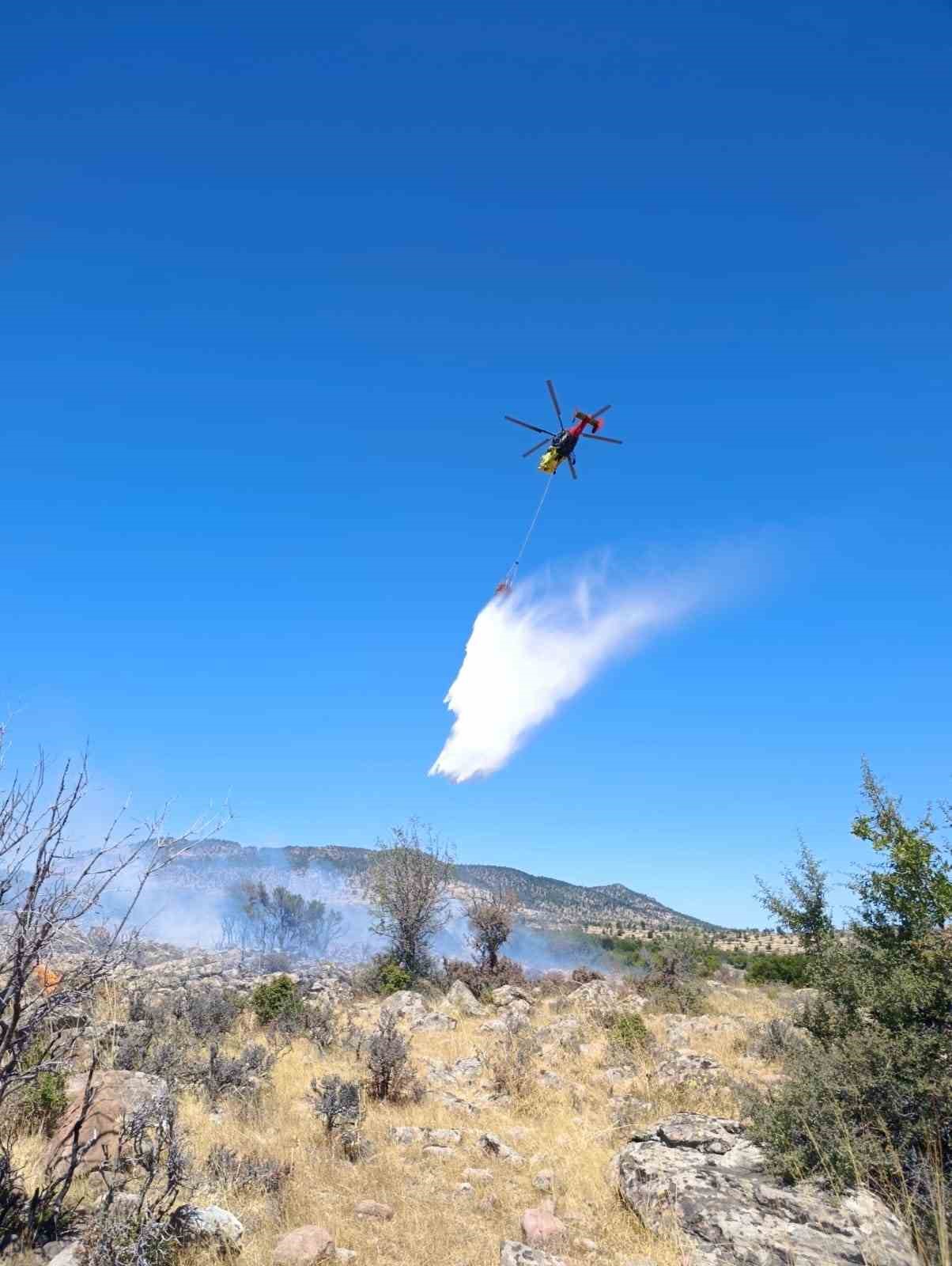 Selendi’de makilik alanda çıkan yangın söndürüldü