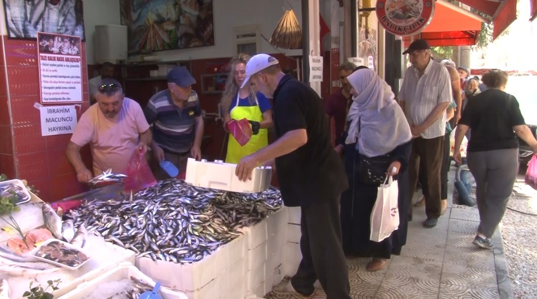 Kandilde bu sefer lokma yerine 1 ton hamsi &uuml;cretsiz dağıtıldı
