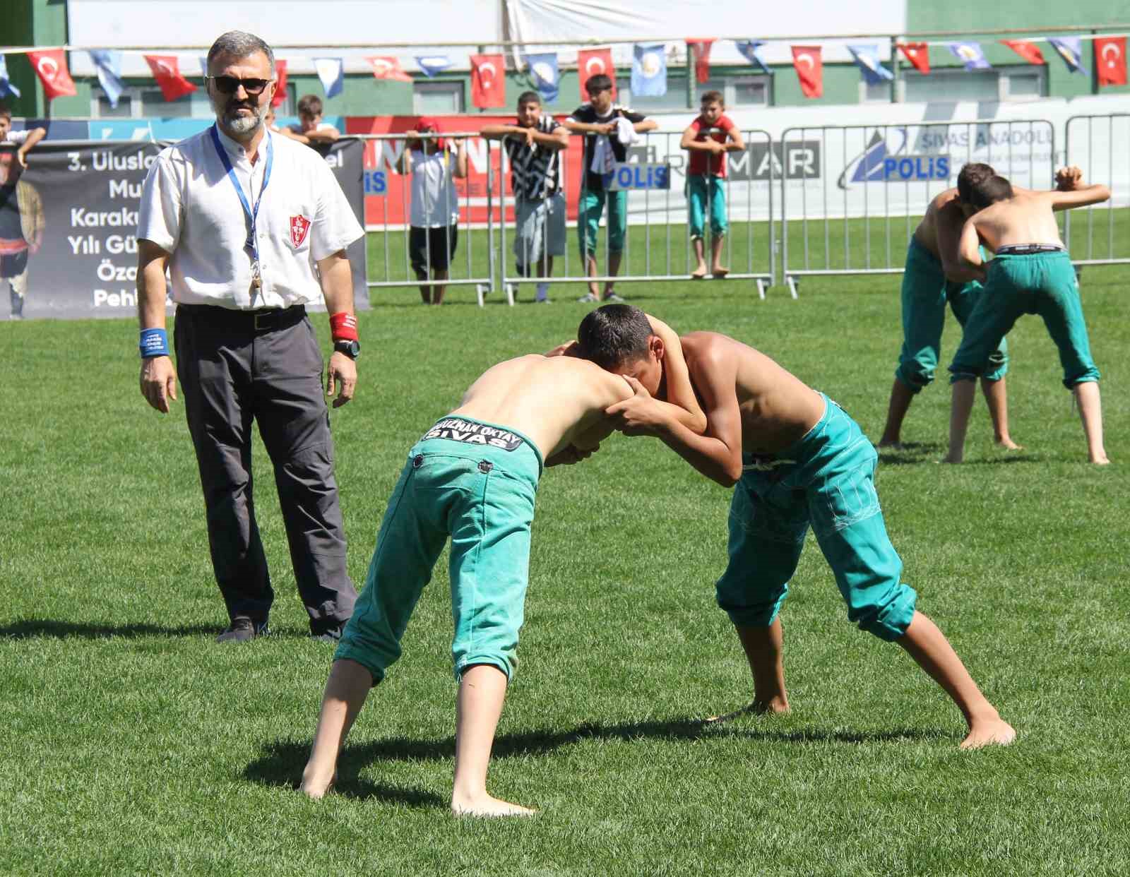 Sivas’ta Muhsin Yazıcıoğlu Karakucak Güreşleri coşkusu
