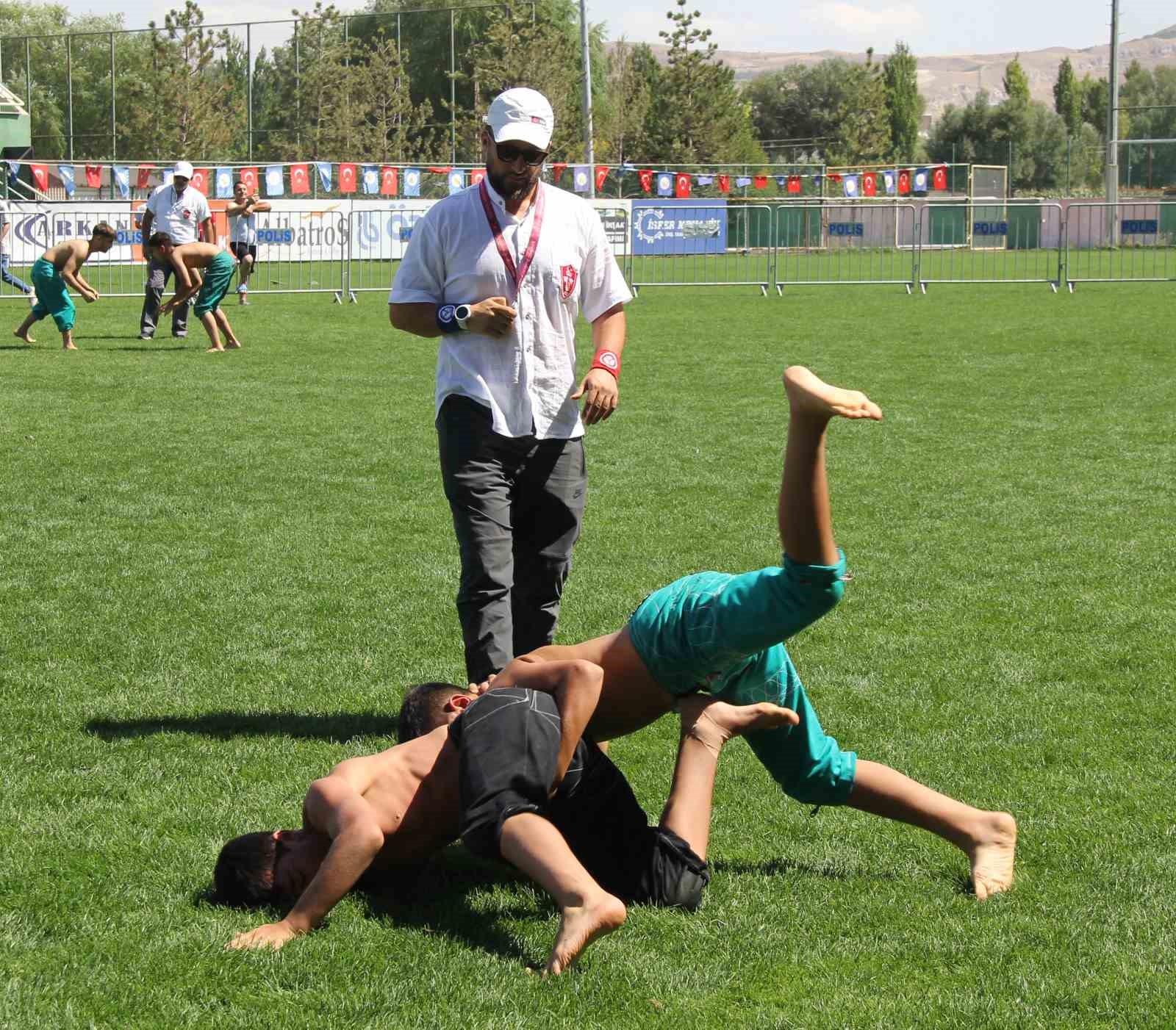 Sivas’ta Muhsin Yazıcıoğlu Karakucak Güreşleri coşkusu