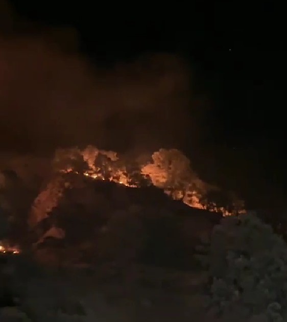 Dağdan yuvarlanan alevli k&uuml;t&uuml;k yangının b&uuml;y&uuml;mesine neden oldu
