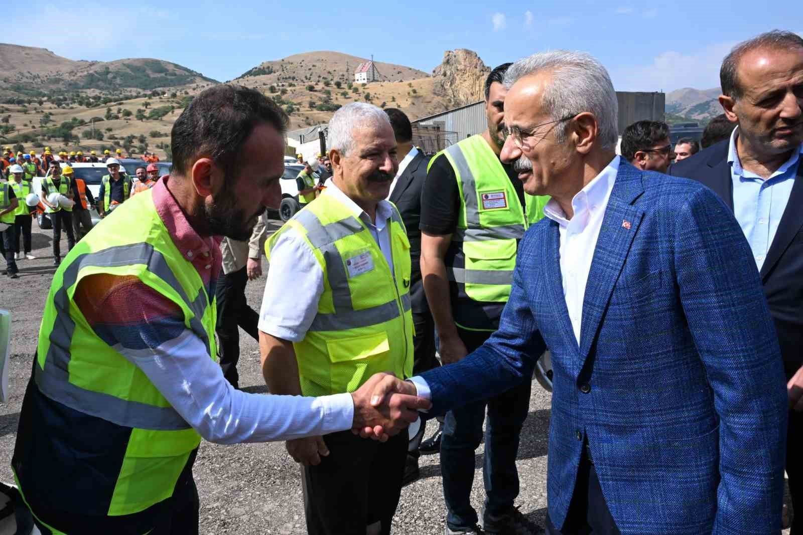 Bakan Uraloğlu, Kop T&uuml;neli&rsquo;ndeki &ccedil;alışmaları yerinde inceledi
