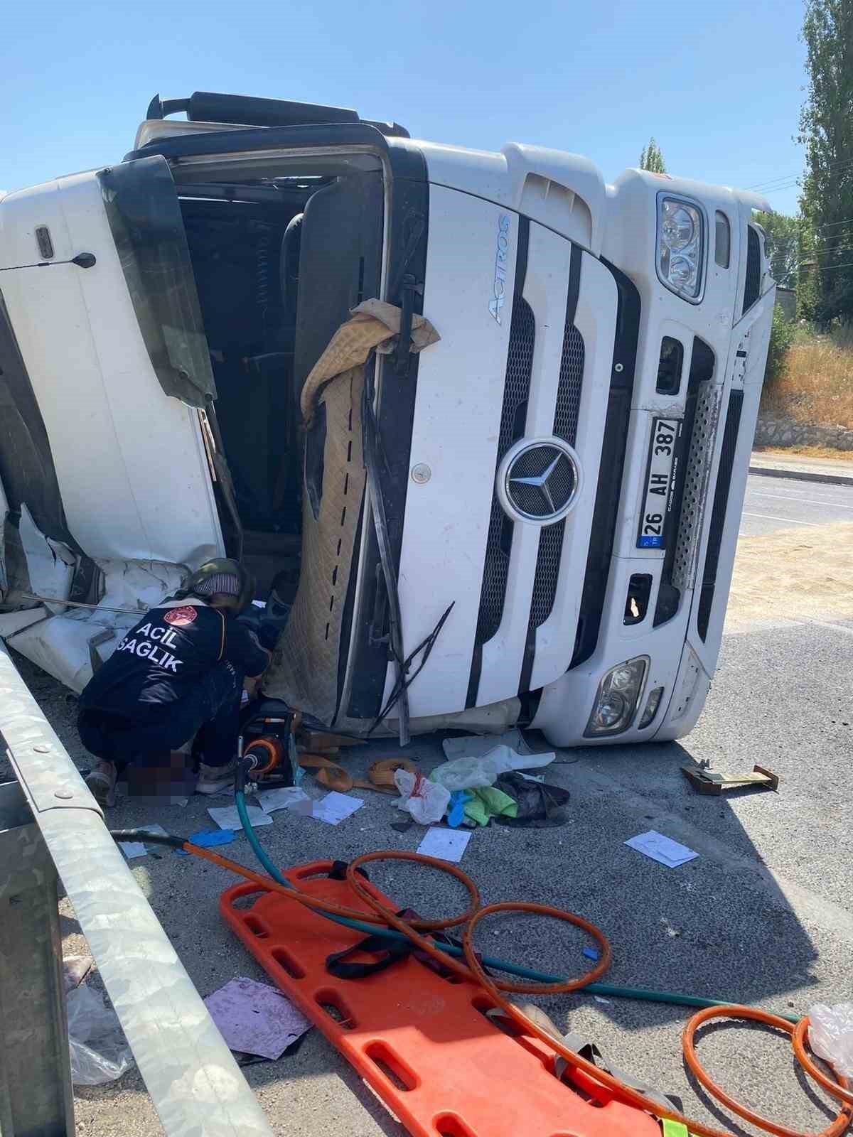 (D&uuml;zeltme) Malatya&rsquo;da devrilen tırın s&uuml;r&uuml;c&uuml;s&uuml; ağır yaralandı
