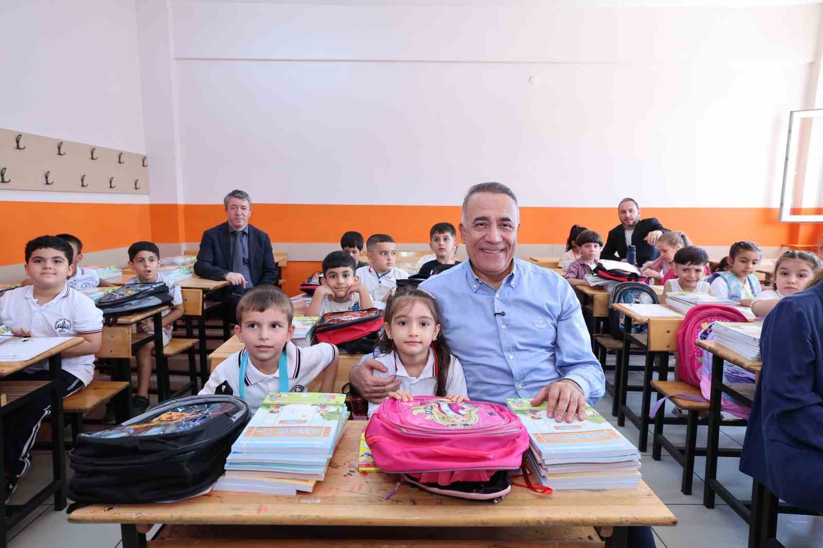 Sultangazi Belediyesinden &ouml;ğrencilere &ccedil;anta ve kırtasiye seti hediyesi
