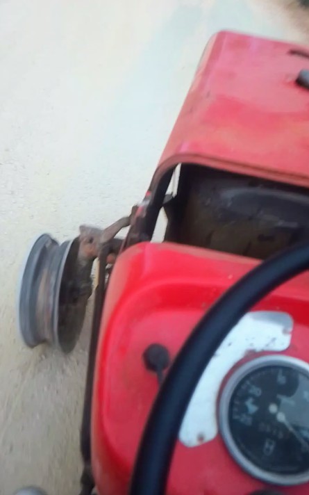 Trakt&ouml;r&uuml;n tekerliği patladı, jant &uuml;zerinde orman ekiplerine su taşıdılar
