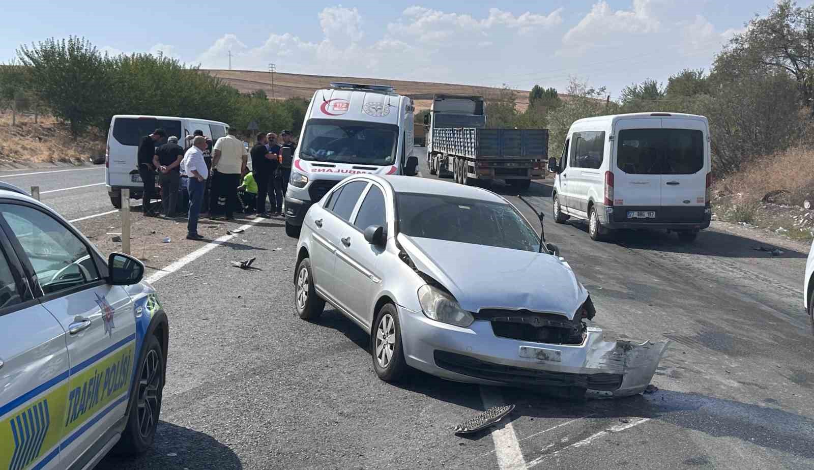 Adıyaman’da U dönüşü yapmak isteyen otomobile araçlar çarptı: 3 yaralı