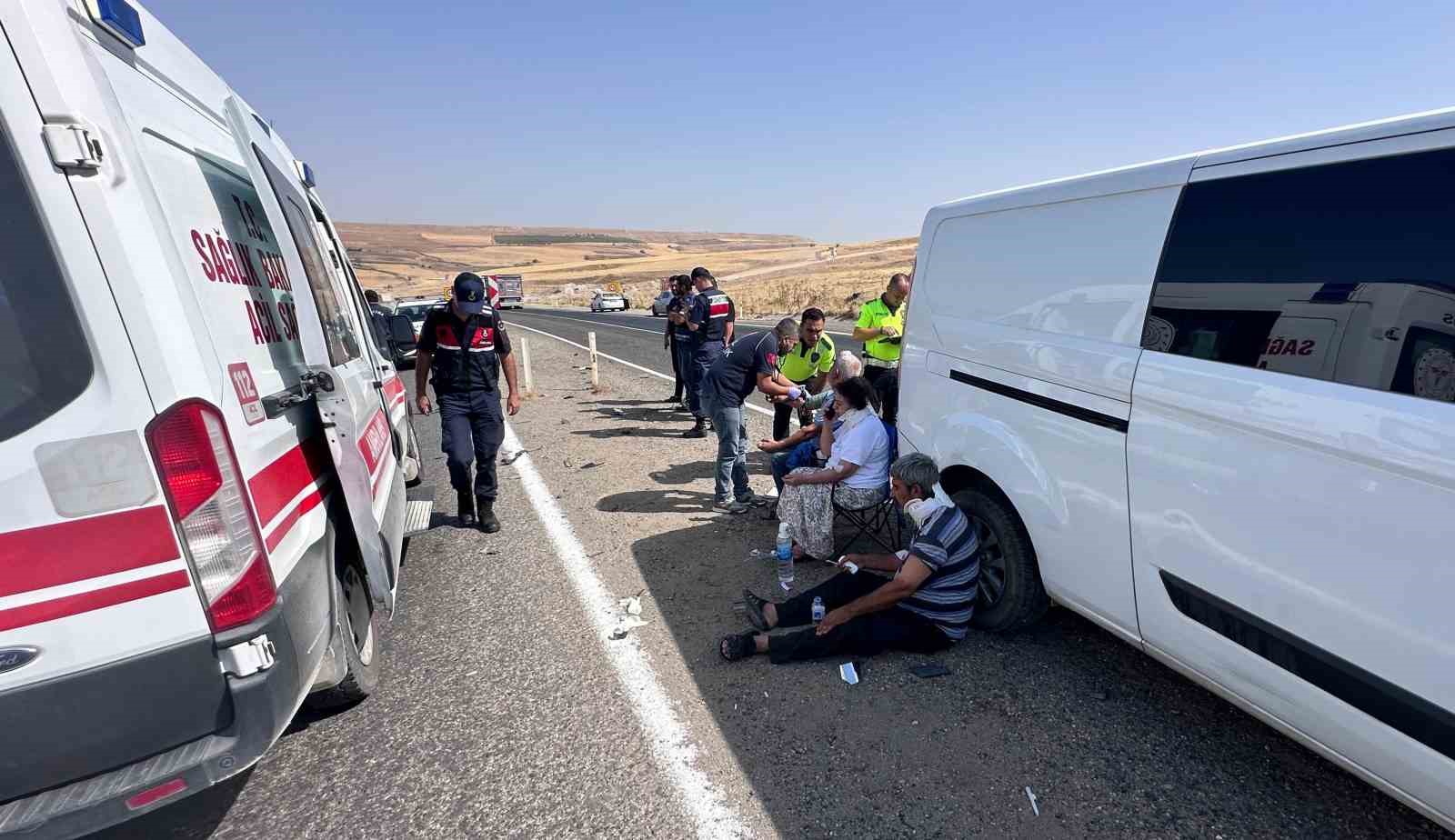 Adıyaman&rsquo;da U d&ouml;n&uuml;ş&uuml; yapmak isteyen otomobile ara&ccedil;lar &ccedil;arptı: 3 yaralı
