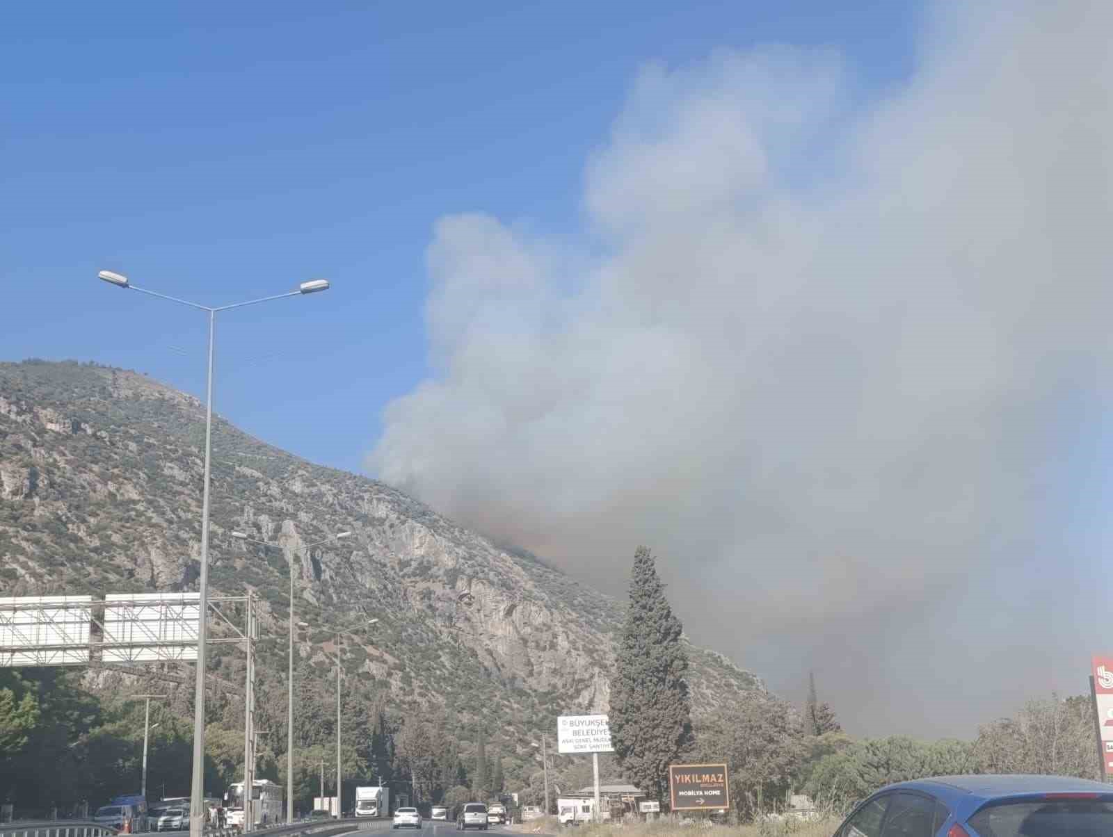 S&ouml;ke&rsquo;de makilik alan yangını, s&ouml;nd&uuml;rme &ccedil;alışmaları s&uuml;r&uuml;yor
