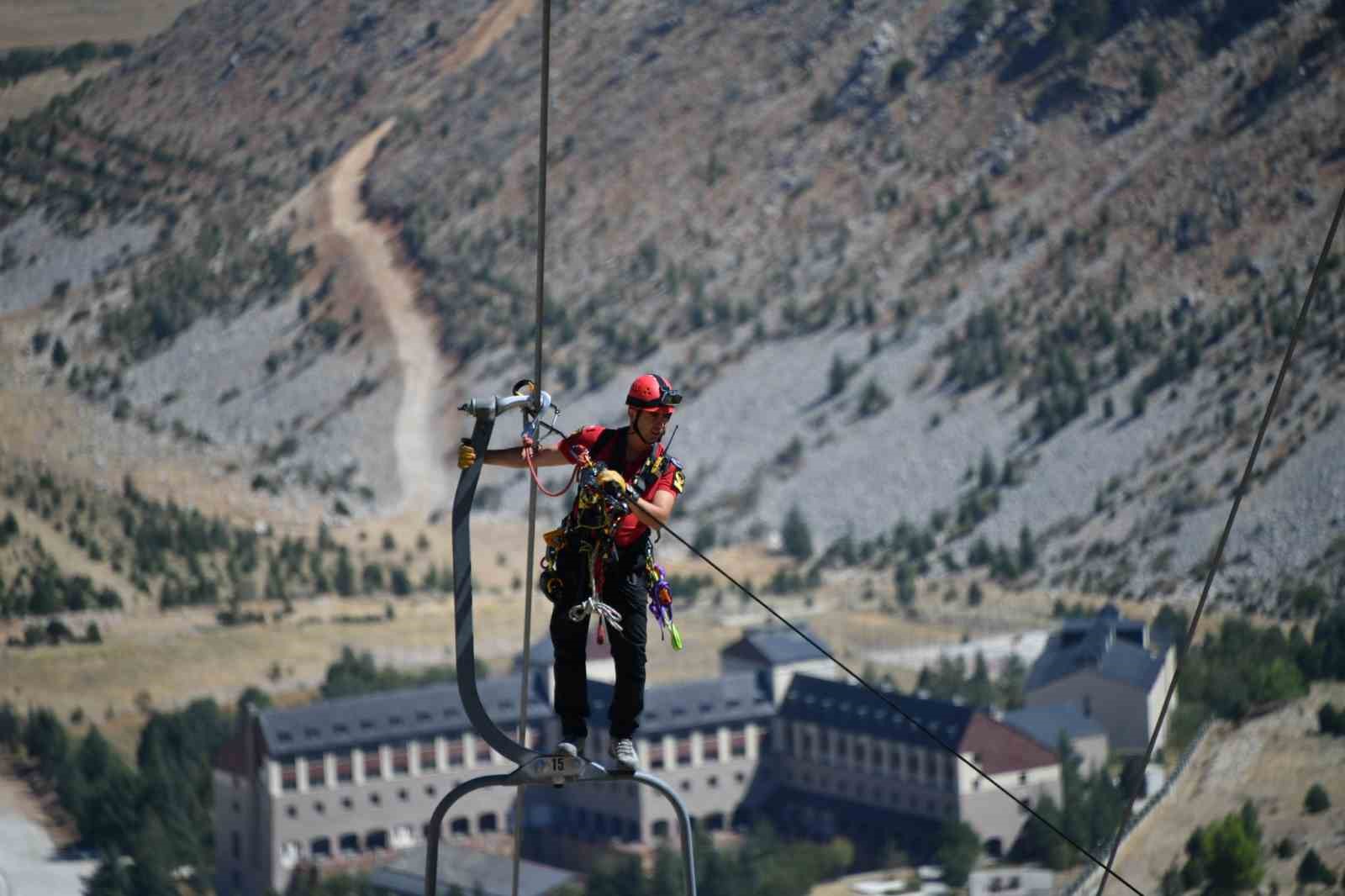 Isparta’da bin 850 rakımda teleferikte nefes kesen kurtarma tatbikatı