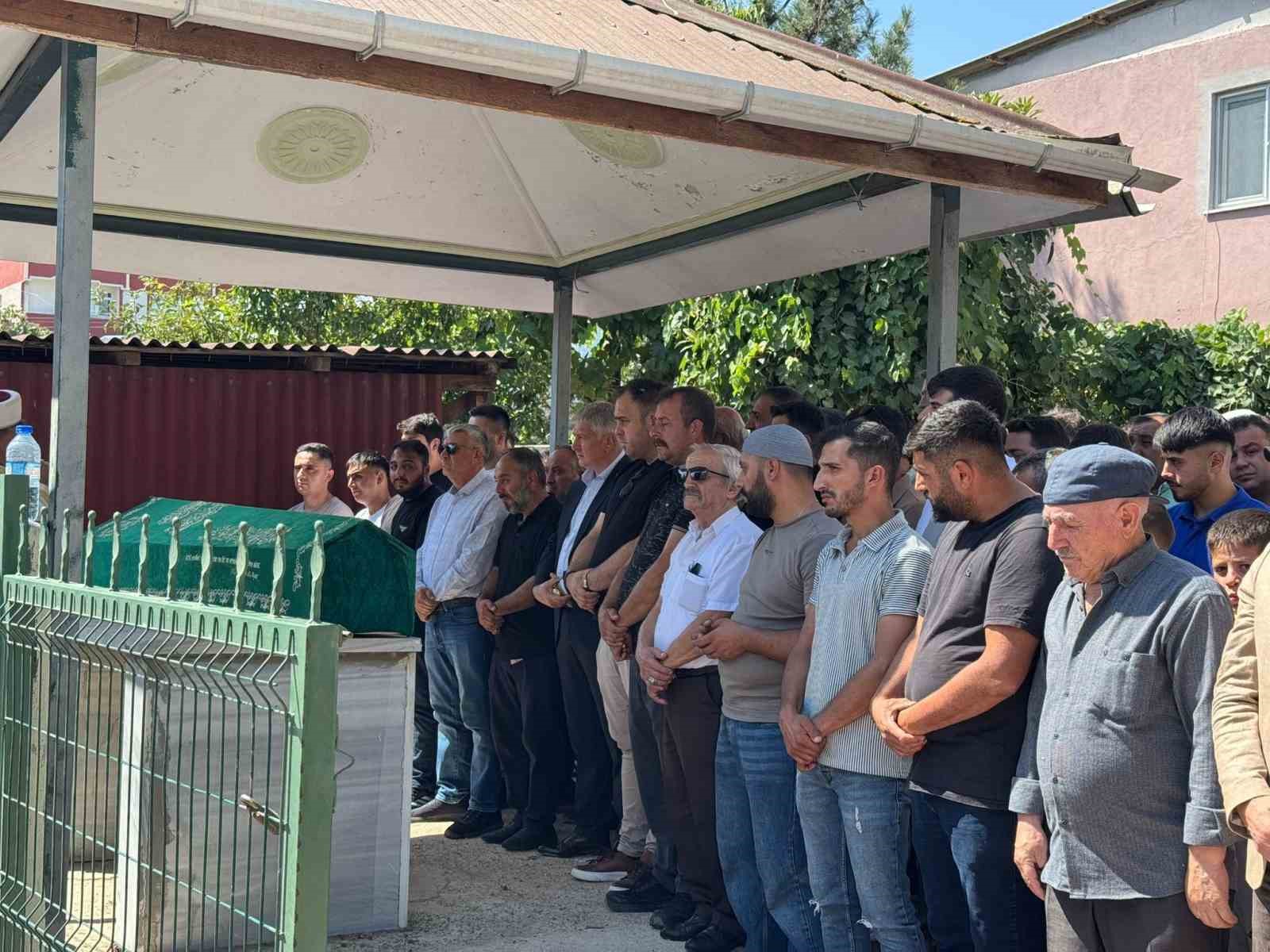 Fabrikada zehirlenerek hayatını kaybeden işçi toprağa verildi