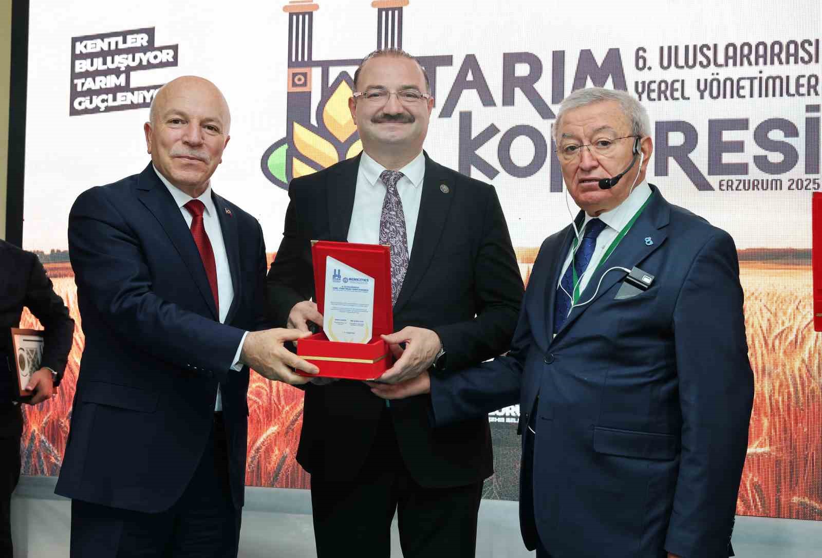 Rekt&ouml;r Hacım&uuml;ft&uuml;oğlu, 6. Uluslararası yerel y&ouml;netimler tarım kongresinde panelist olarak yer aldı
