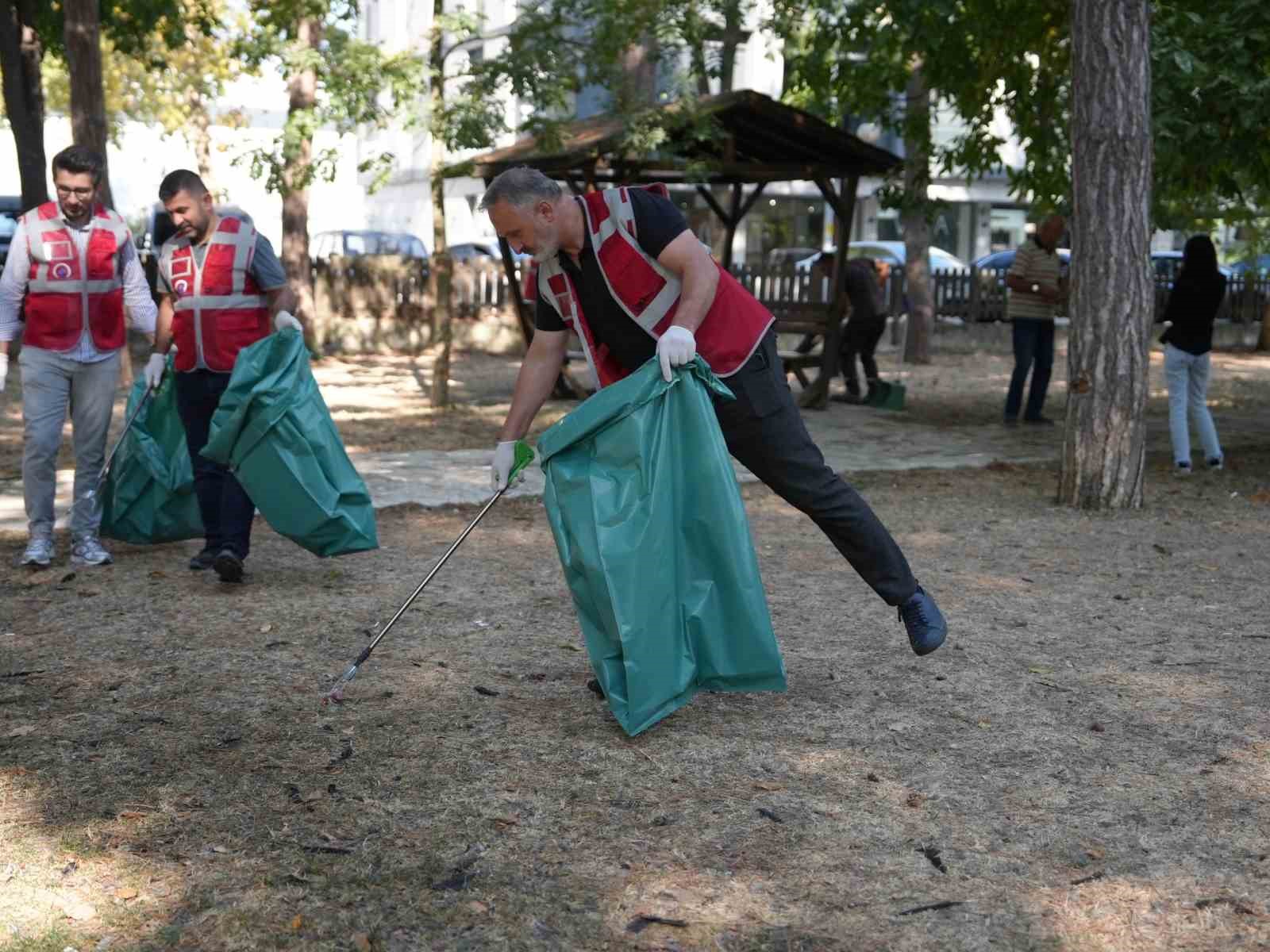 D&uuml;zce Belediyesi meclis &uuml;yeleri ellerine s&uuml;p&uuml;rgeyi aldı
