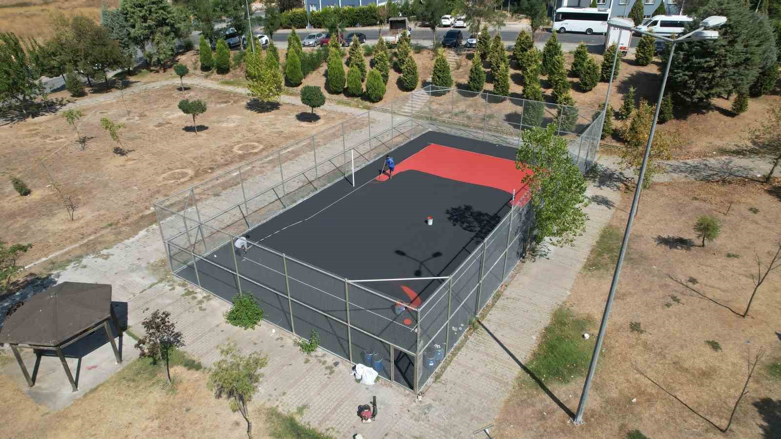 Gen&ccedil;lik parkının spor sahaları yenileniyor
