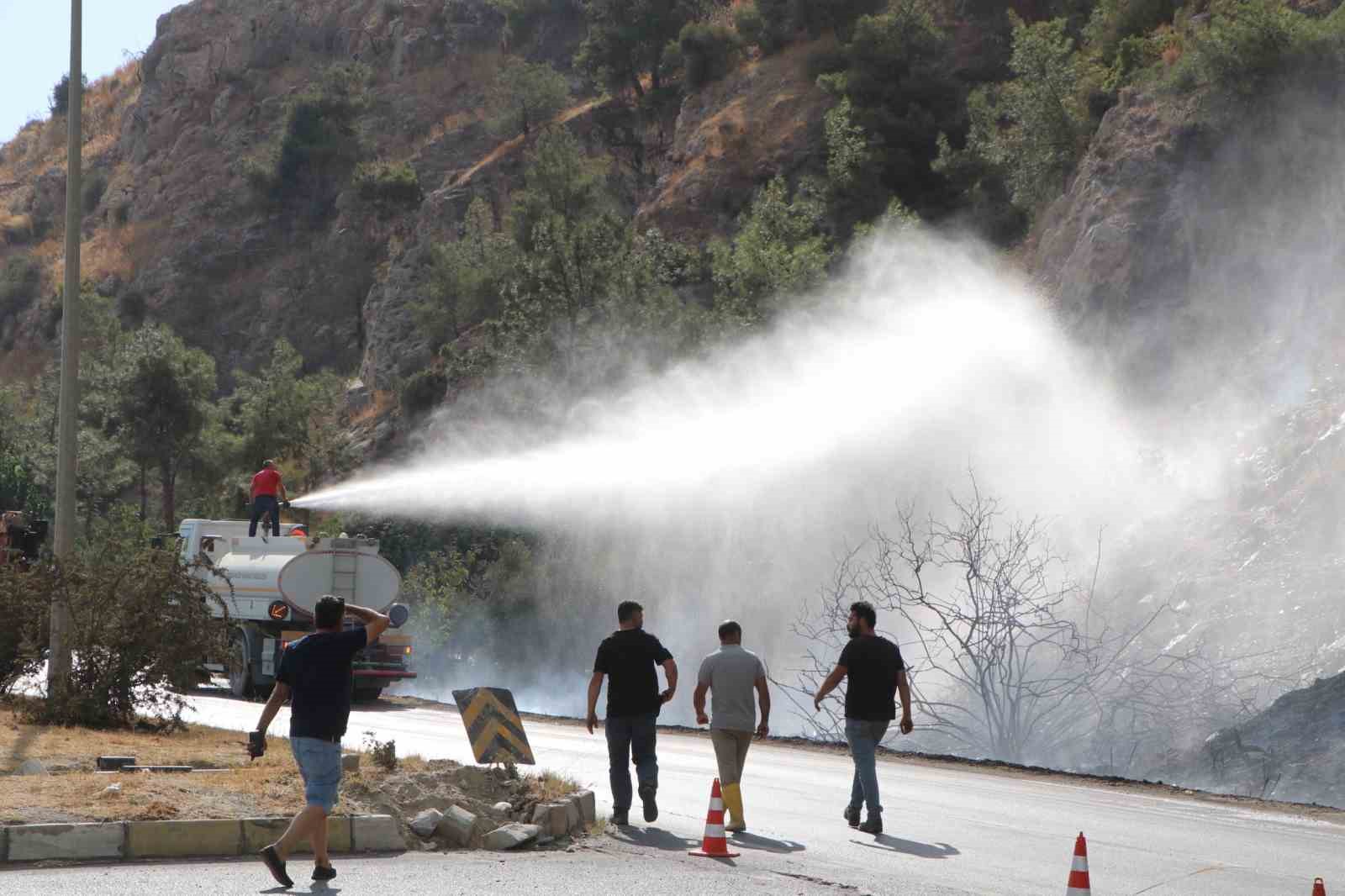 Sazlı yangınına 15 hava aracı ile müdahale ediliyor