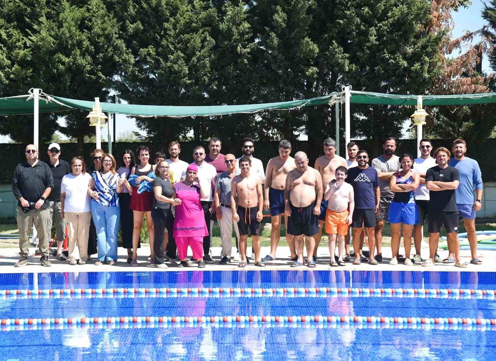 Yunusemre’de özel öğrenciler havuzda buluştu