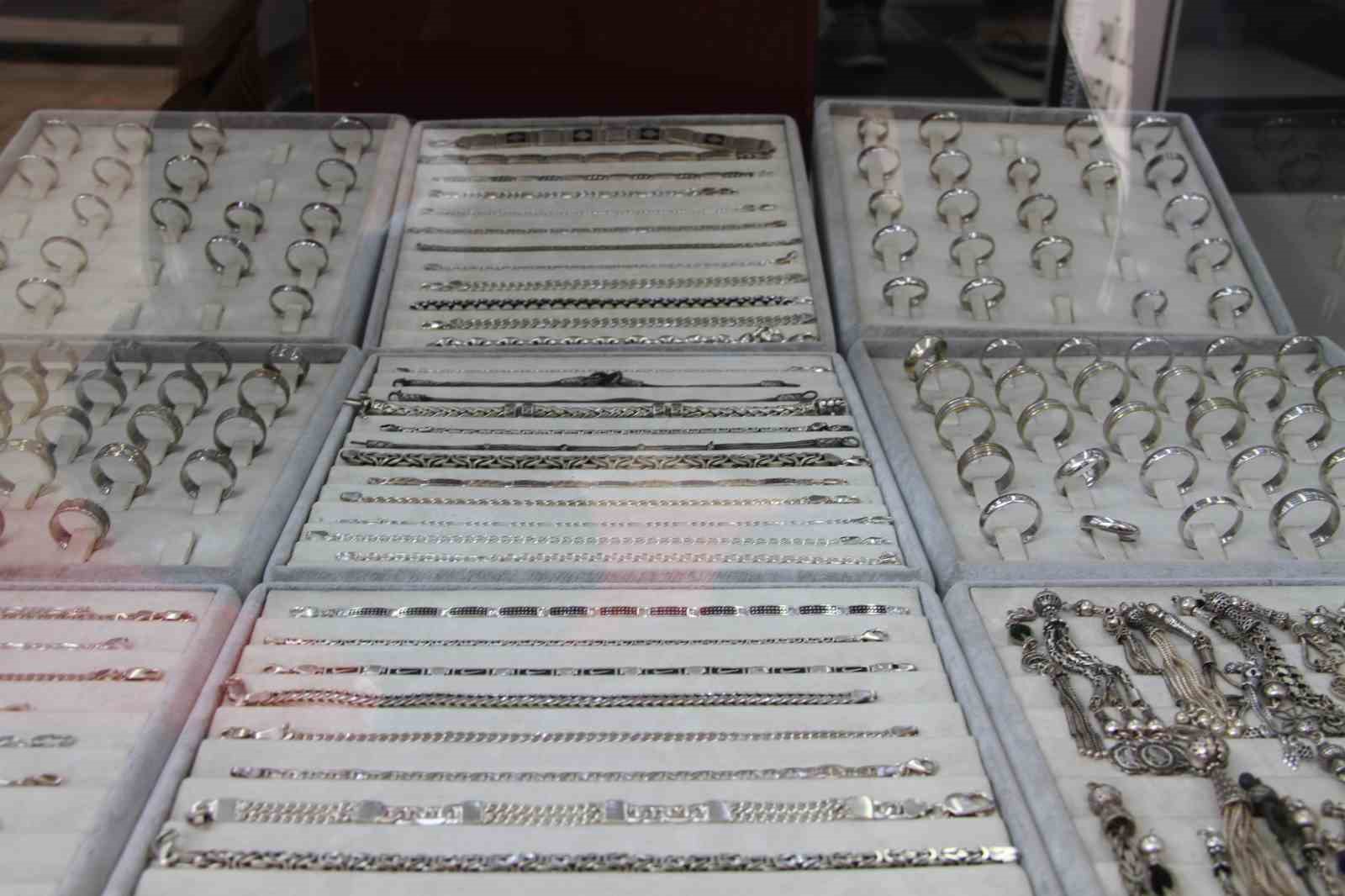 Kadınlar altını, erkekler gümüşü tercih ediyor