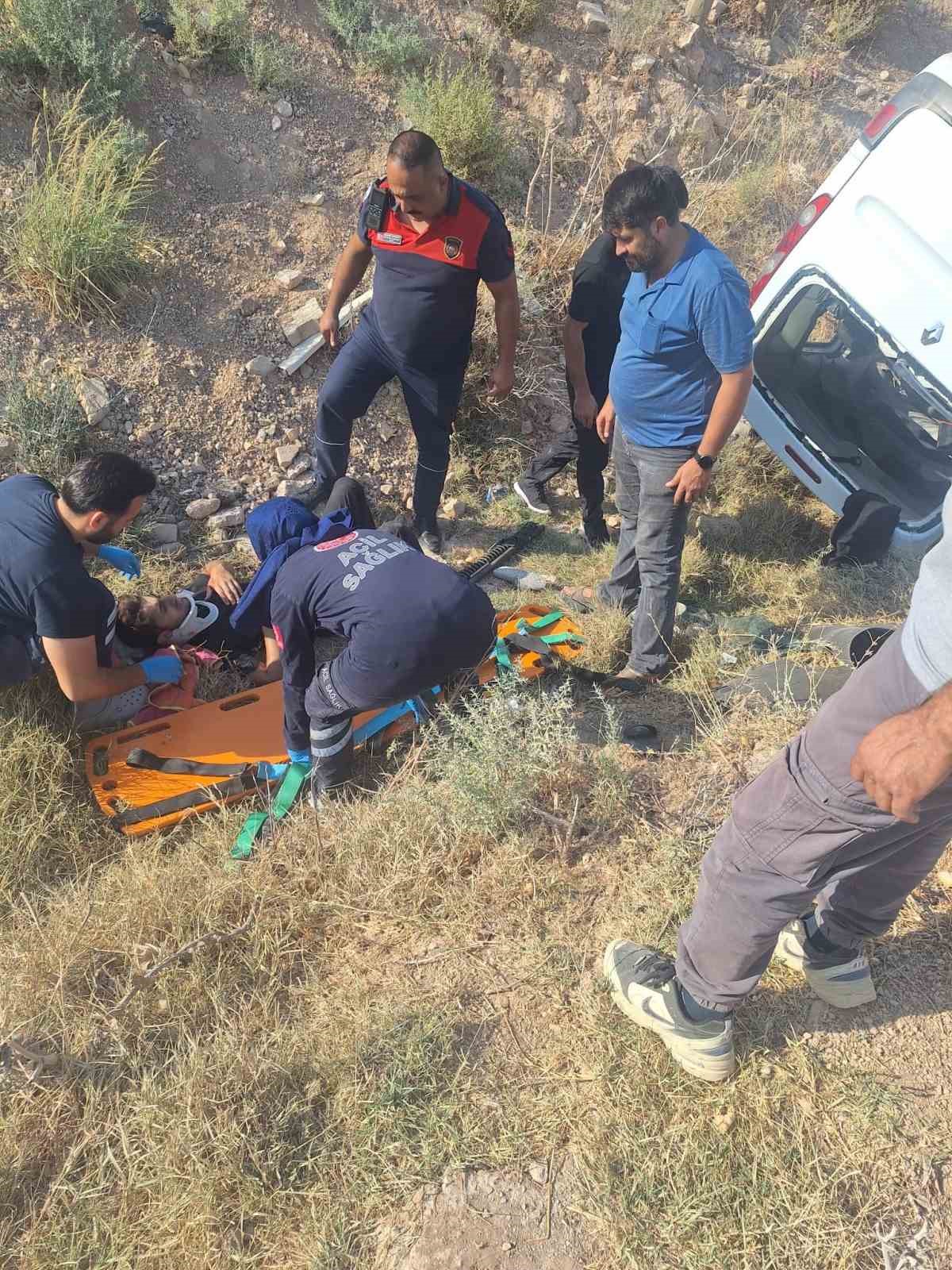 Takla atarak ters d&ouml;nen hafif ticari ara&ccedil;taki 7 kişi yaralandı

