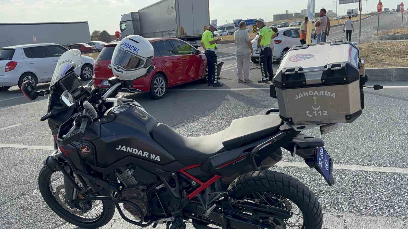 Edirne&rsquo;de otomobiller &ccedil;arpıştı: 1 yaralı
