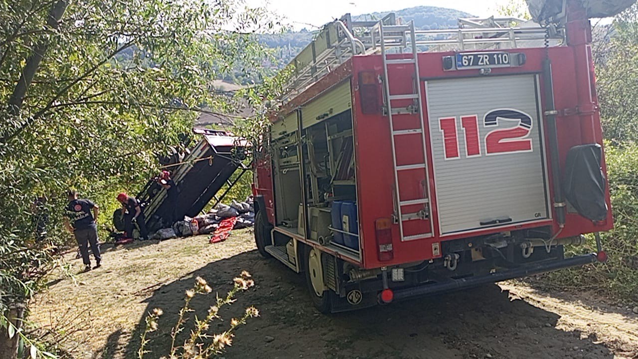 Zonguldak’ta yardım kömürü dağıtılan kamyon şarampole yuvarlandı: 2 ölü, 1 yaralı