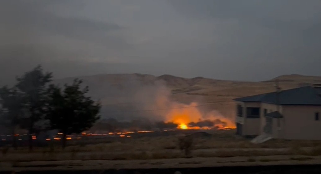 Elazığ’da köy yangını: Bölgeye çok sayıda ekip sevk edildi