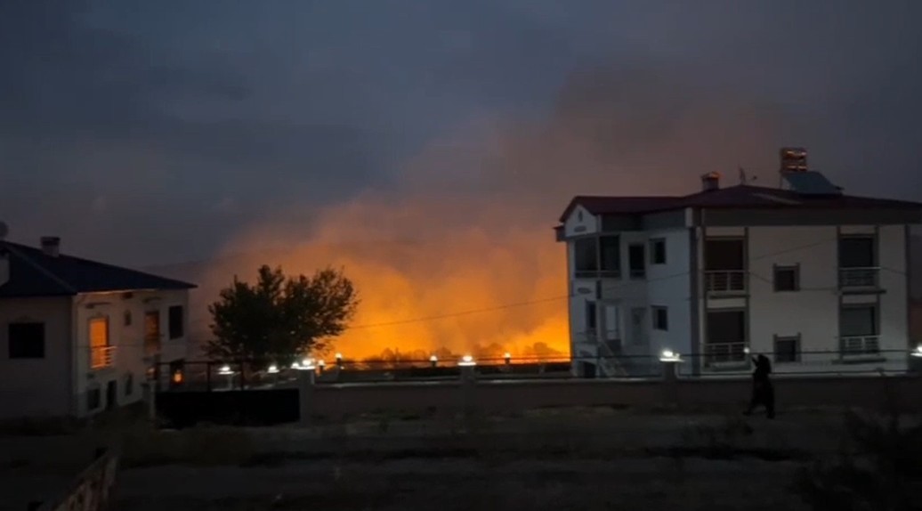 Elazığ&rsquo;da k&ouml;y yangını: B&ouml;lgeye &ccedil;ok sayıda ekip sevk edildi

