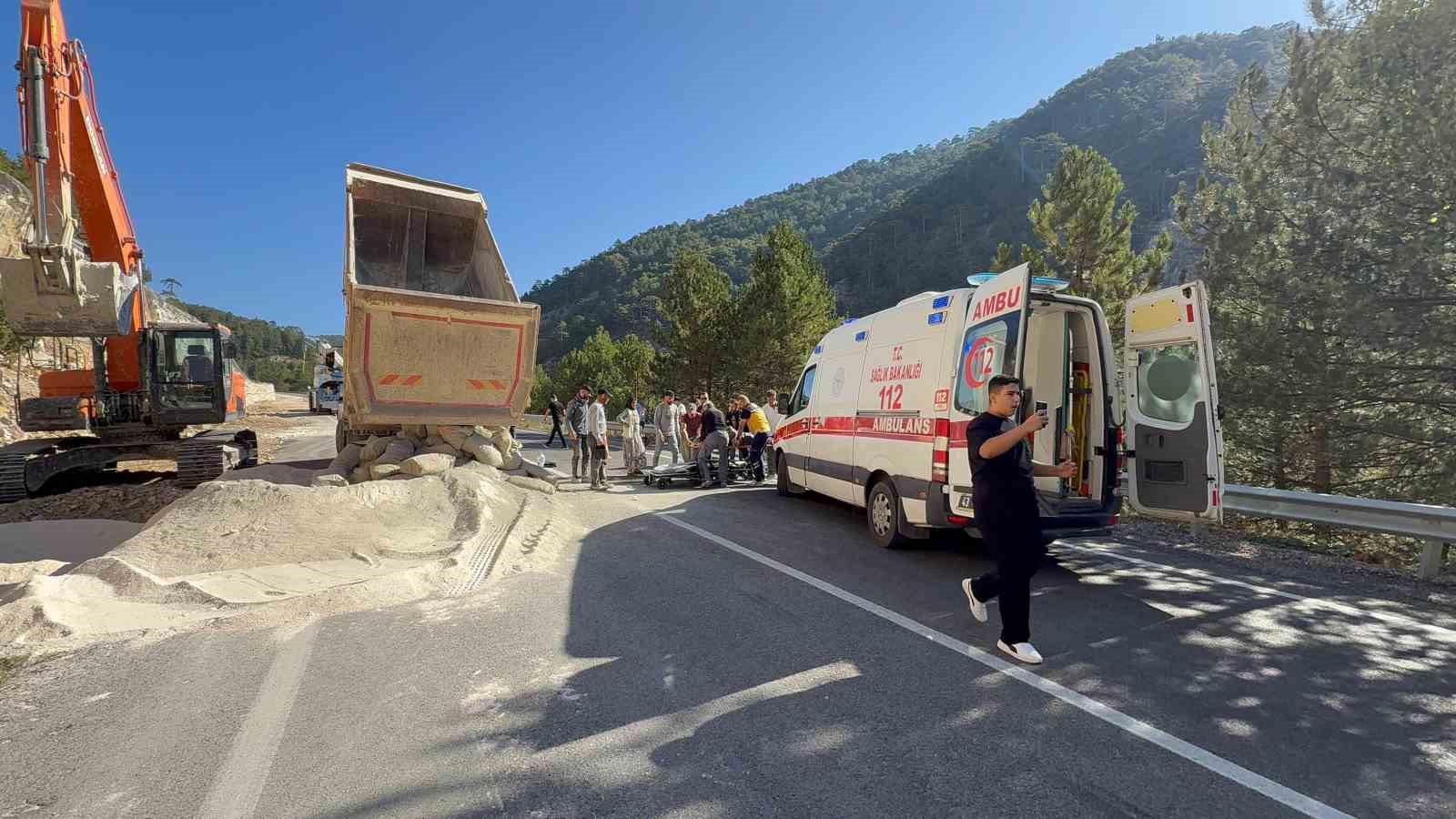 K&uuml;tahya&rsquo;da yol &ccedil;alışmasındaki iş&ccedil;iye otomobil &ccedil;arptı
