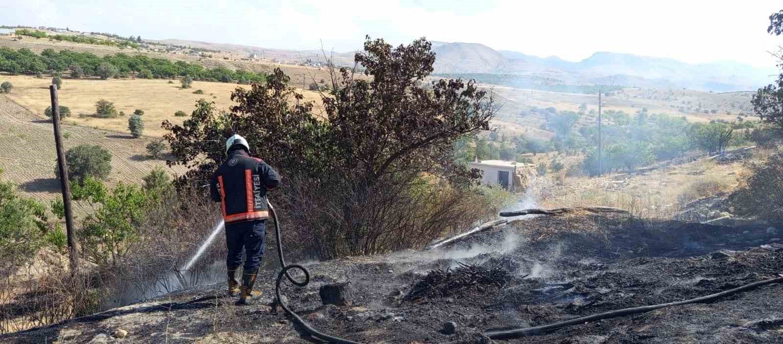 Malatya&rsquo;da iki ayrı noktada bah&ccedil;e yangını
