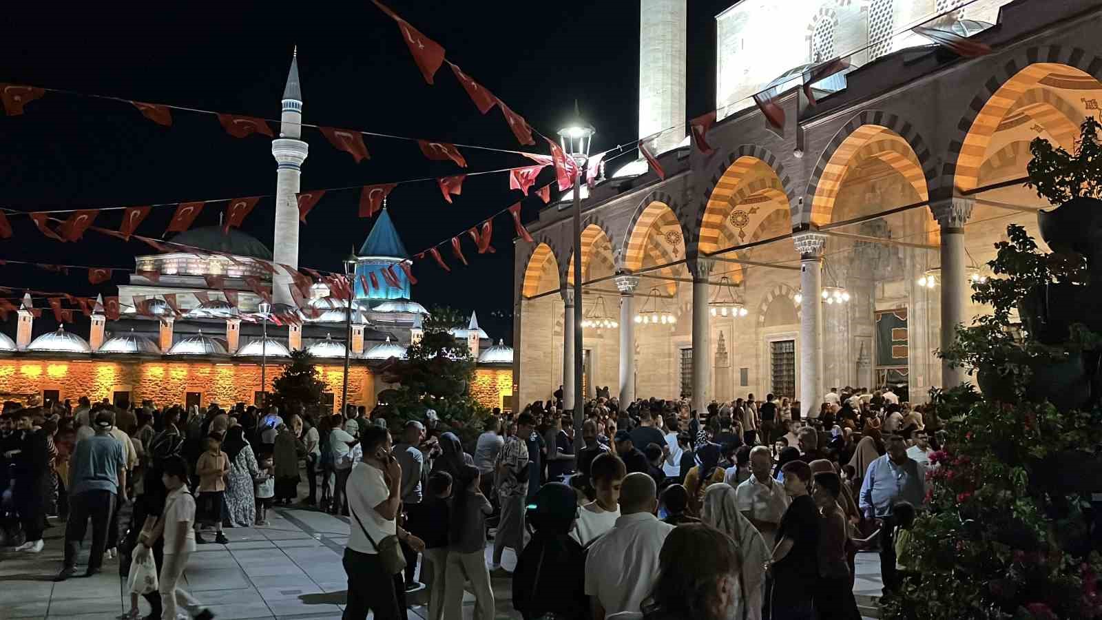 Konya&rsquo;da Mevlid Kandili&rsquo;nde vatandaşlar camileri doldurdu

