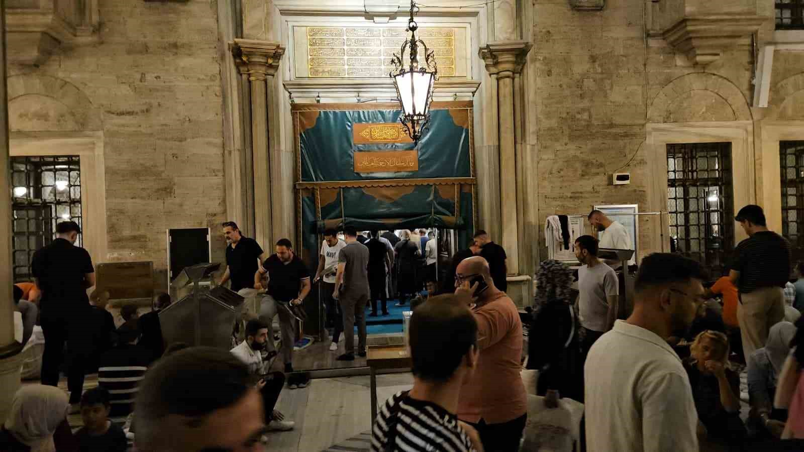 Mevlid Kandili’nde vatandaşlar Eyüpsultan Camii’ne akın etti