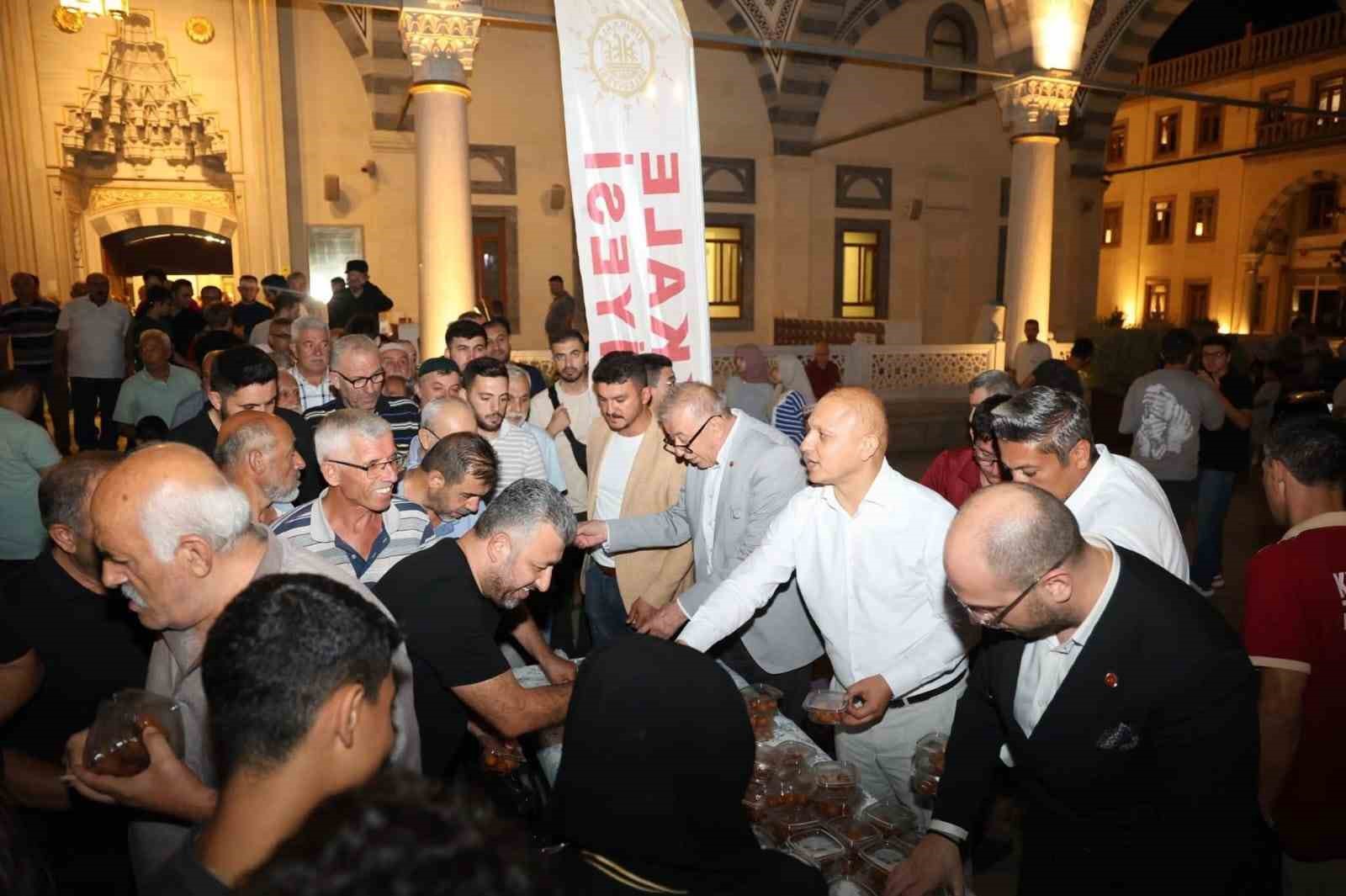 Kırıkkale Belediyesi’nden kandil programında lokma ikramı