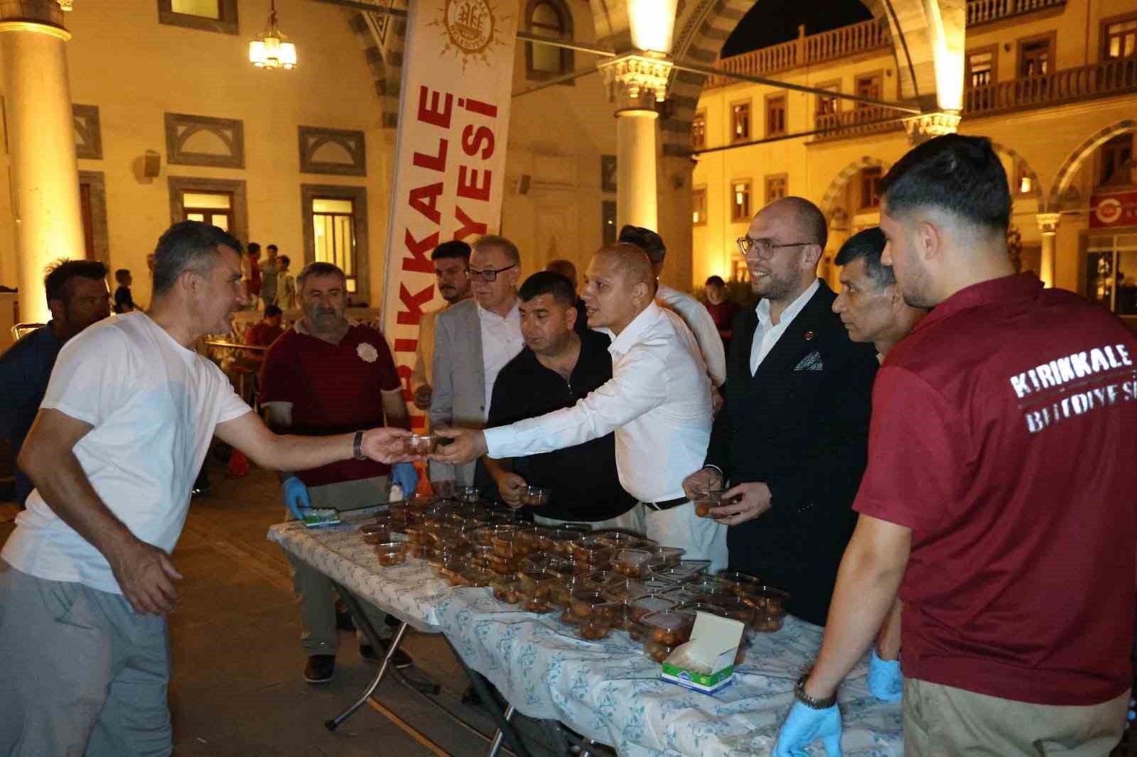 Kırıkkale Belediyesi’nden kandil programında lokma ikramı