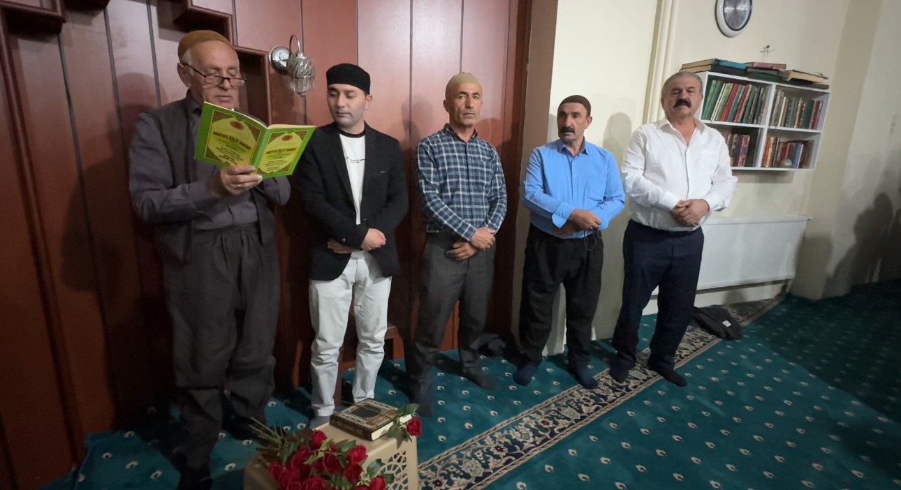 Yüksekova’da Mevlid Kandili coşkusu: Gül, şerbet ve tatlı ikramı renkli anlar yaşattı