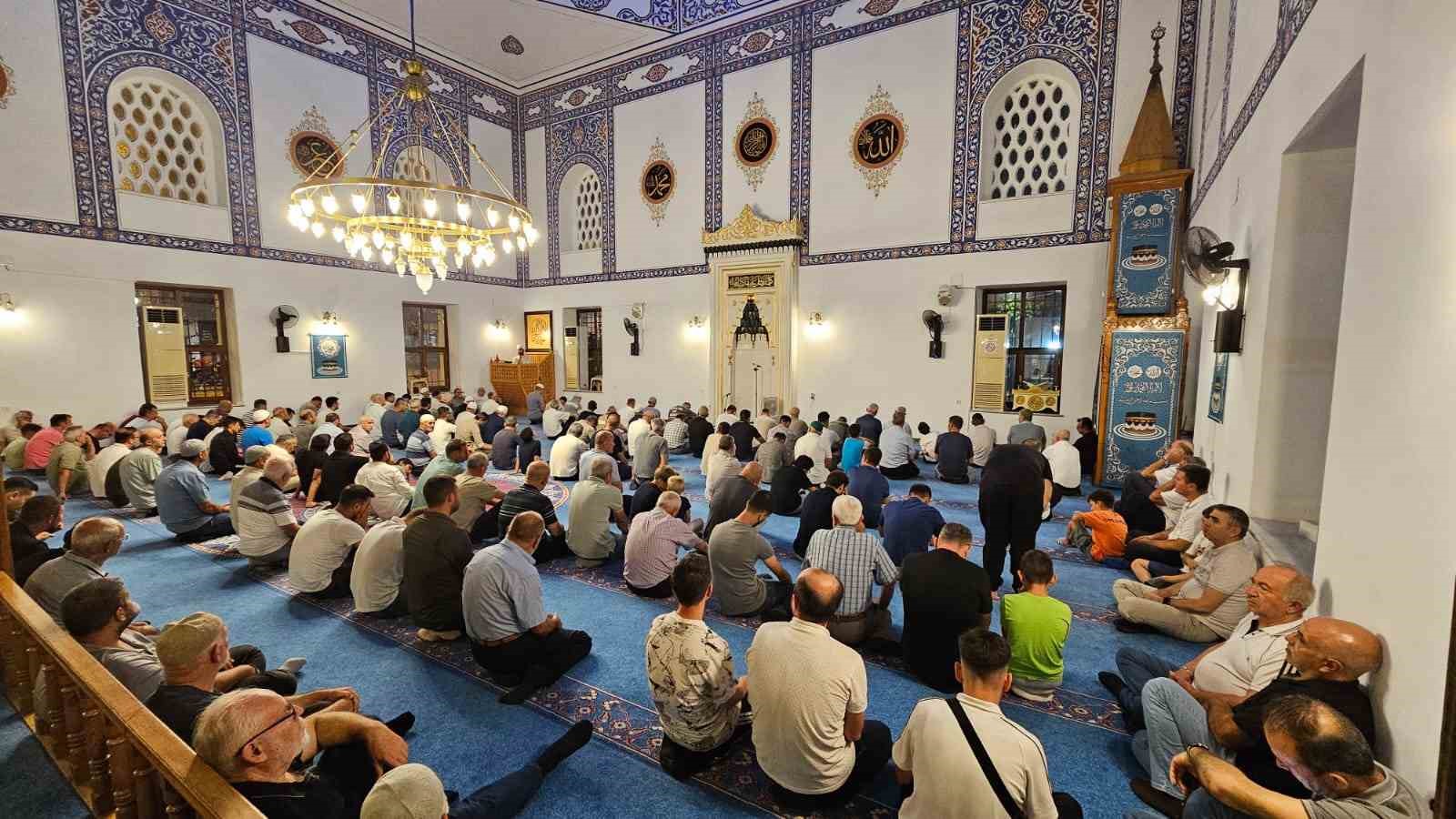 Bandırma’da Mevlid Kandili’nde camiler doldu taştı