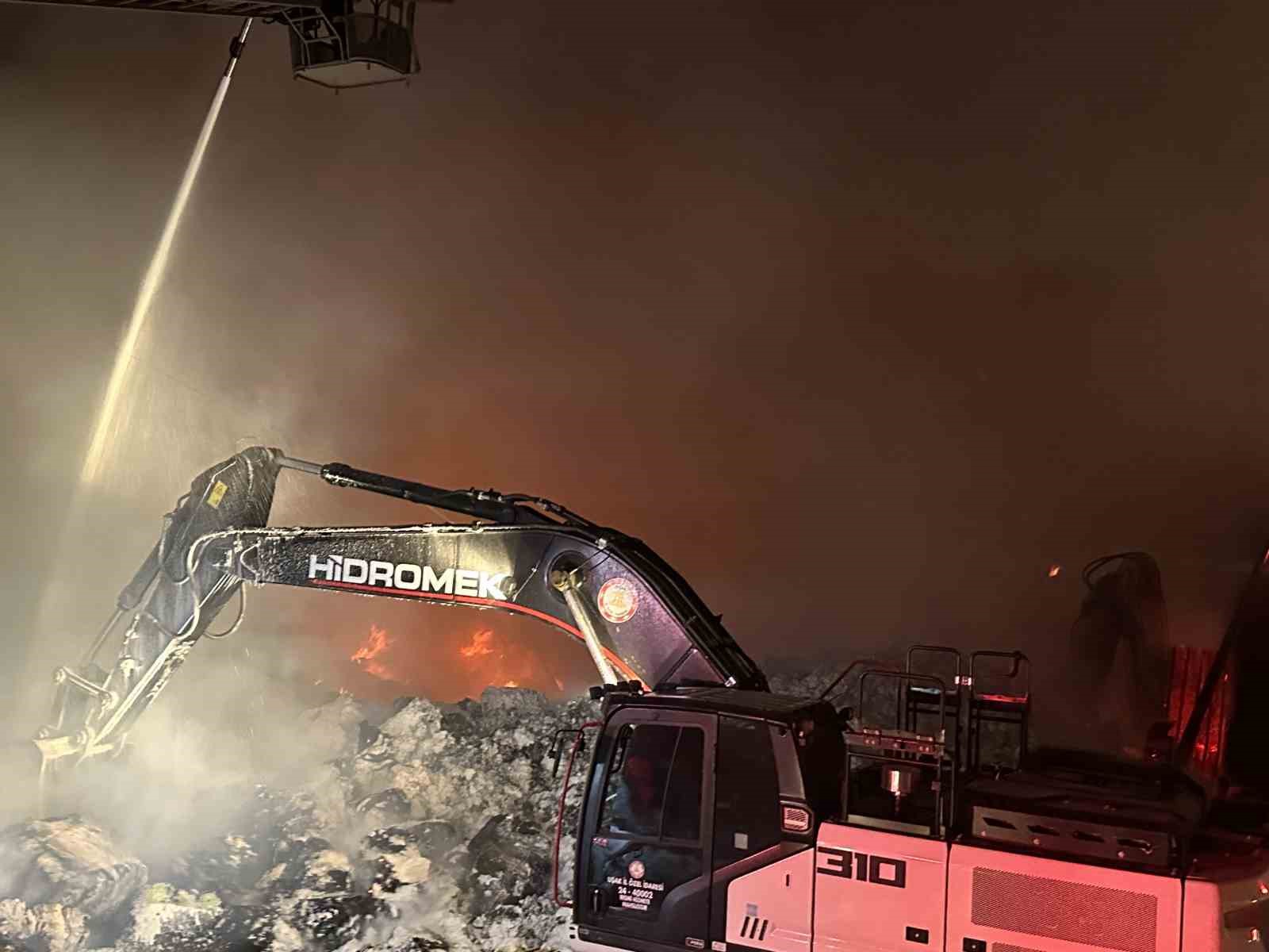 Tekstil deposu ve fabrikada çıkan yangın kontrol altında: 1’i itfaiye eri 2 yaralı
