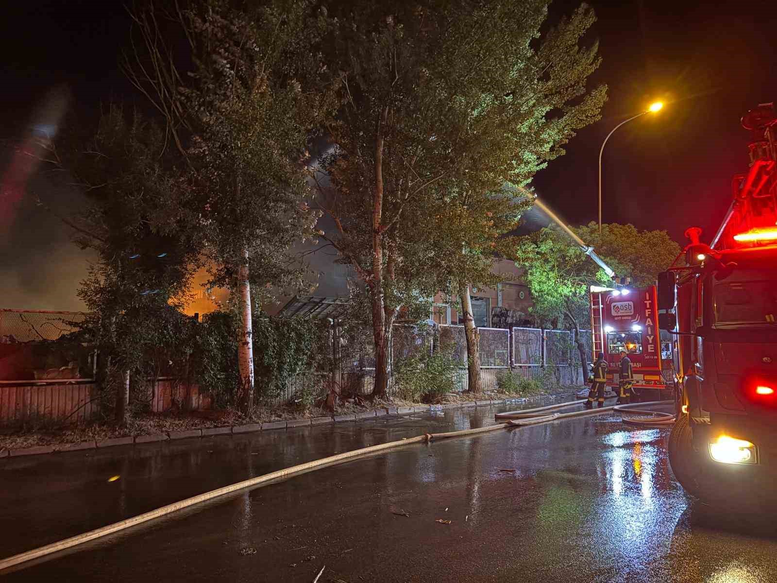 Fabrika yangınında 9 saat geride kaldı
