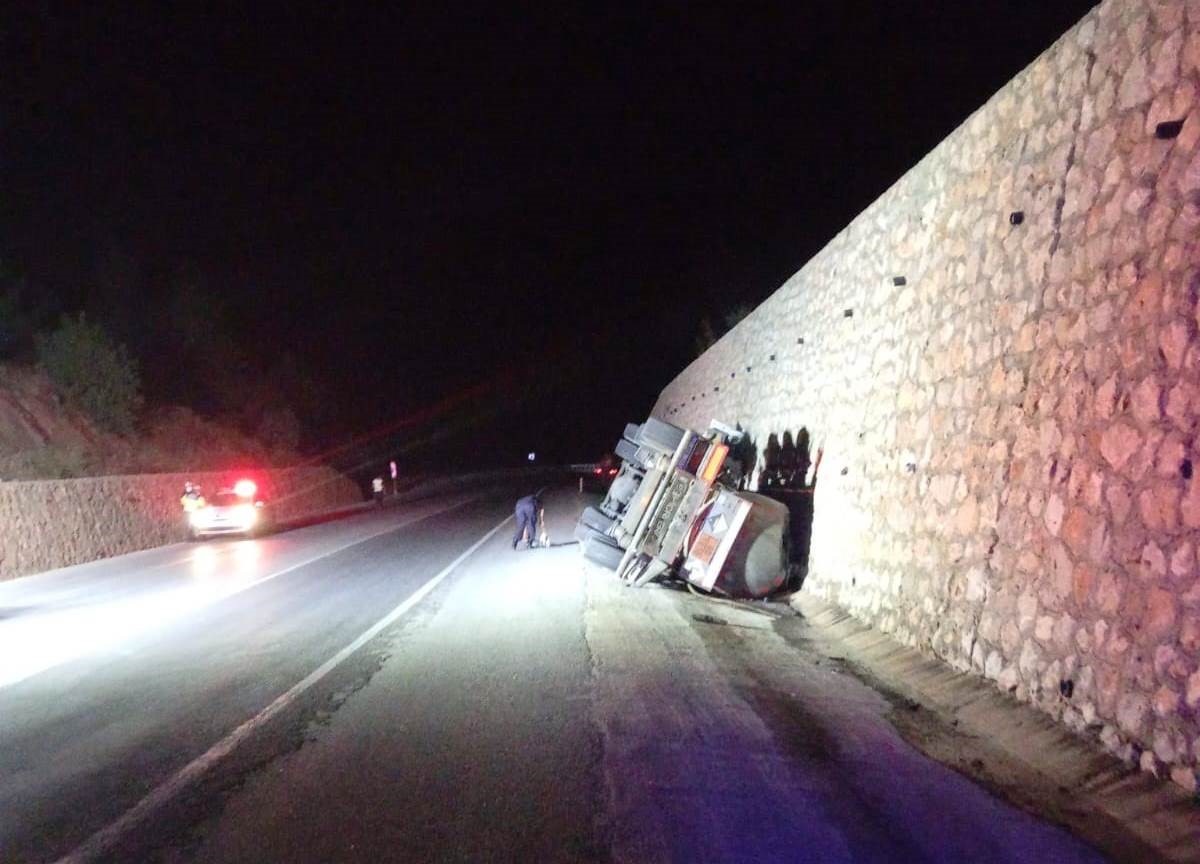 K&uuml;tahya&rsquo;da asit y&uuml;kl&uuml; tanker devrildi: 1 yaralı
