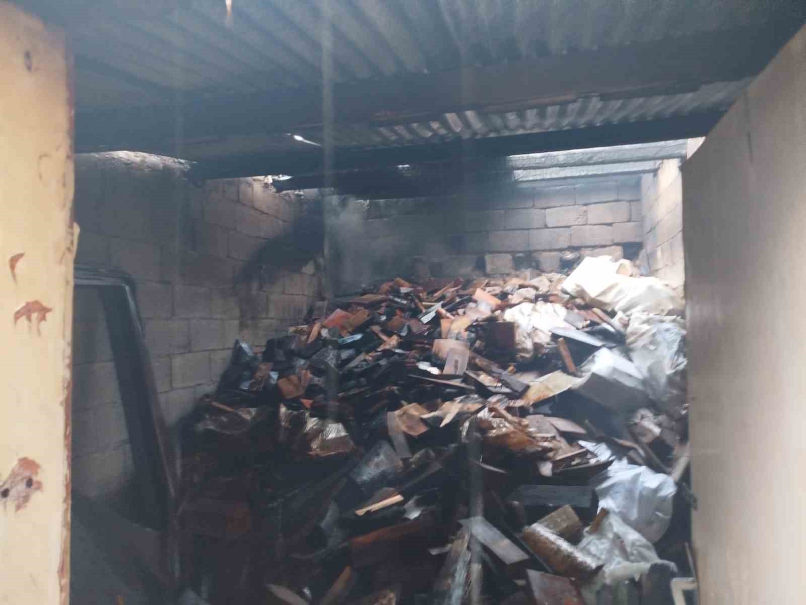 Odunlukta &ccedil;ıkan yangın itfaiyenin m&uuml;dahalesiyle s&ouml;nd&uuml;r&uuml;ld&uuml;
