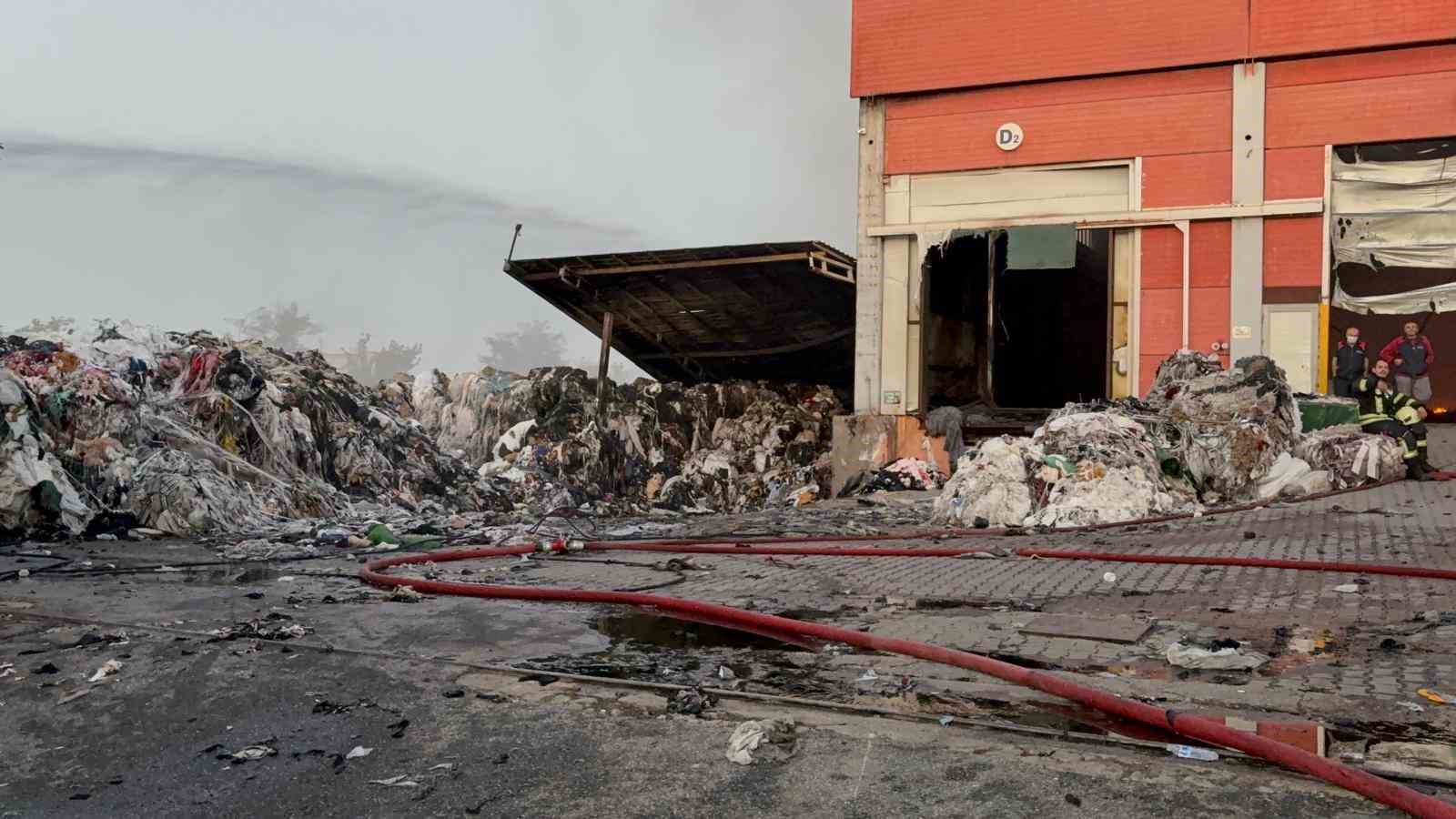 Kayseri&rsquo;deki fabrika yangınına 94 ara&ccedil; 12 iş makinesi m&uuml;dahale etti

